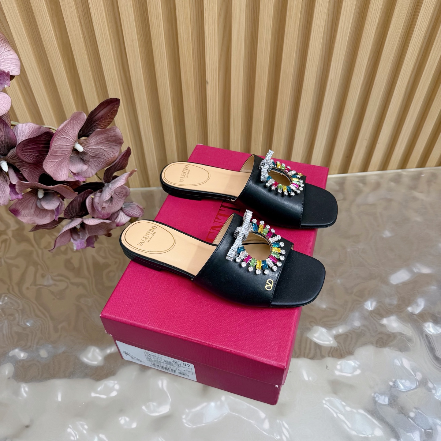 NO:626834,2025 catwalk style high version Valentino crystal thick heel and half drag high heel sandal. Beautiful texture. Very easy to match. Can be worn in any season. —————————— Valentino This series interprets new fashion charm. It continues the super high heel design and is favored by well-known overseas bloggers. Thousands of fan bloggers love to perform it and sell well at home and abroad. The country is out of stock. The top version has candy color matching. Every color is beautiful. Upper cowhide and lining imported sheepskin.  Genuine leather outsole, high flat heel, full original packaging, size 35-43 (40.41.42.43 non-returnable, non-exchangeable), slippers, valentino, valentino, sandals, slippers, cowhide, sheepskin, Leather soles198609092025走秀款高版本Valentino 水晶粗跟半拖 高跟 凉鞋 绝美的质感 非常好搭配,任何季节可穿 ——————————— 华伦天奴此系列演绎全新时尚魅力 延续超高跟设计,深得海外知名博主青睐 千万粉丝博主倾情演绎,畅销海内外 国内已经断货,顶级版本 糖果色配色,每个颜色都是绝美 鞋面牛皮 内里进口羊皮 鞋底真皮大底 跟高平底 包装全套原版包装 码数35–43（40.41.42.43不退不换）,拖鞋,valentino,valentino,sandals,slippers,cowhide,sheepskin,Leather soles,Women's Shoes