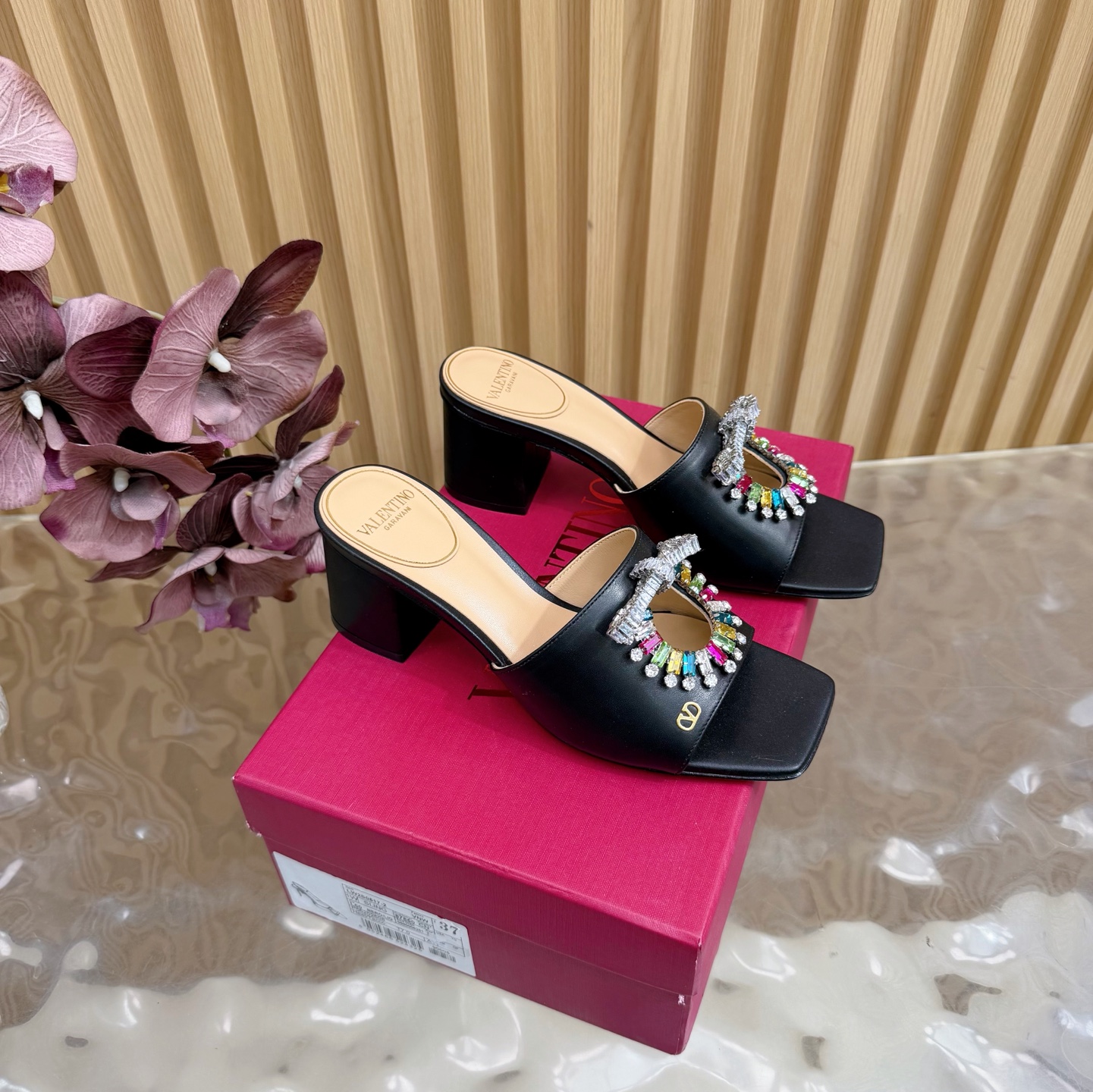 NO:626816,2025 catwalk style high version Valentino thick heel rhinestone half-drag high heel sandal, beautiful texture, very easy to match, can be worn in any season —————————— Valentino This series interprets a new fashion charm. It continues the ultra-high heel design and is favored by well-known overseas bloggers. Thousands of fan bloggers love it, and it sells well at home and abroad. It is out of stock in China. The top version has candy color matching, every color is beautiful. Upper cowhide, lining imported sheepskin  Genuine leather outsole, heel height 6cm, full original packaging, size 35-43 (40.41.42.43 non-returnable, non-exchangeable), high heels and slippers, valentino, valentino, sandals, high heels, slippers, cowhide, sheepskin, Leather soles198609092025走秀款高版本Valentino 粗跟水钻半拖 高跟 凉鞋 绝美的质感 非常好搭配,任何季节可穿 ——————————— 华伦天奴此系列演绎全新时尚魅力 延续超高跟设计,深得海外知名博主青睐 千万粉丝博主倾情演绎,畅销海内外 国内已经断货,顶级版本 糖果色配色,每个颜色都是绝美 鞋面牛皮 内里进口羊皮 鞋底真皮大底 跟高6cm 包装全套原版包装 码数35–43（40.41.42.43不退不换）,高跟鞋拖鞋,valentino,valentino,sandals,high heels,slippers,cowhide,sheepskin,Leather soles,Women's Shoes