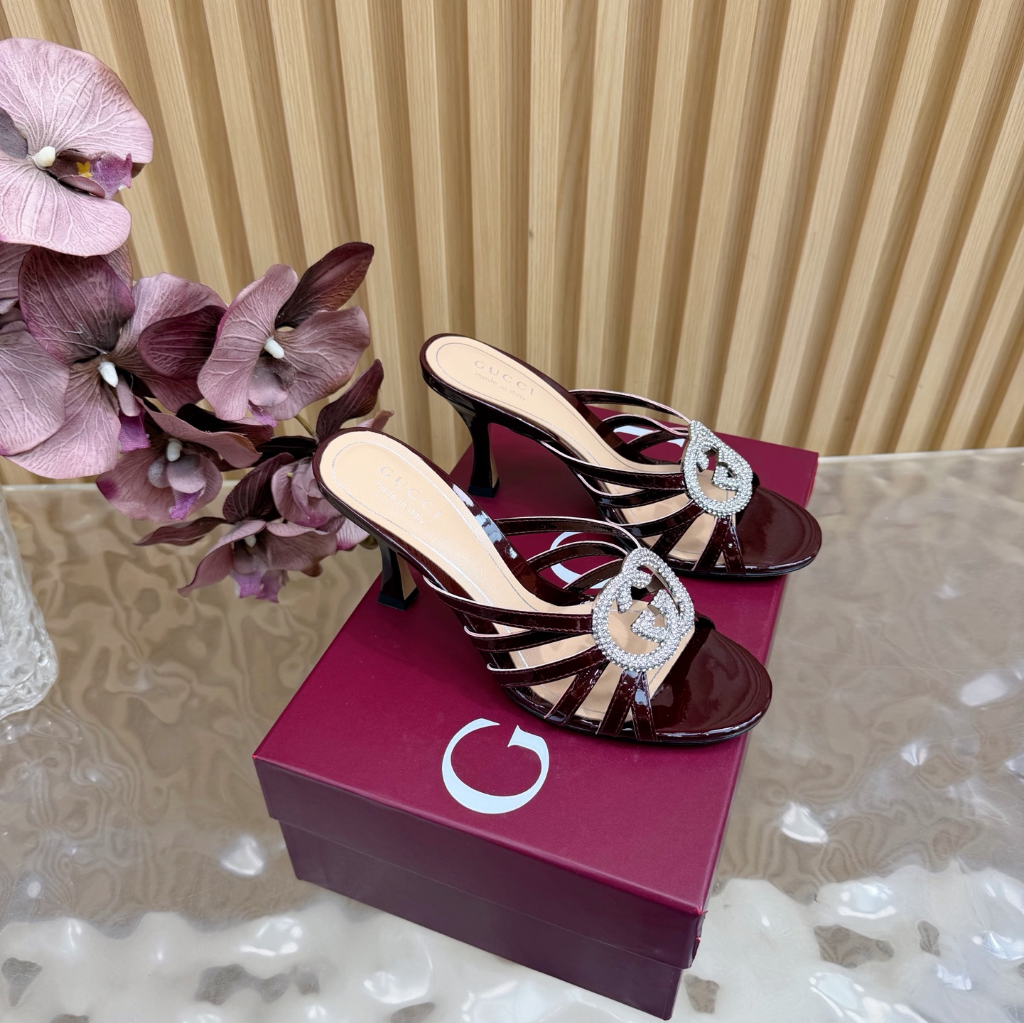 NO:626802,2026 New Spring New Gucci Early Spring Rhinestone Double G Thin Strap High Heel Slippers ———————————— Encrusted with fine rhinestones, they sparkle under the refraction of light. They are not exaggerated but have high-gloss recognition. They are the contemporary translation of the brand’s century-old DNA. The 8.5cm stiletto heels are tall and stylish. The feet of small people can naturally elongate the body proportions. The versatile attribute is suitable for all scenes. Paired with silk suspender skirts.  It is gentle and elegant for dating and commuting. It is paired with high-waisted wide-leg pants and a simple shirt. It has a smart and modern style. Paired with a floral tea dress, it is suitable for early spring vacations. It can easily become the finishing touch of the style. It is suitable for switching between day and night. The fabric is made of original patent leather/cow leather. The lining of the tiptoe is sheepskin. Italian imported leather outsole size 35-39 (customized 40/41/42), high heels, Gucci, high  heels,slippers,skirts,shirts,cowhide,sheepskin,real silk,Leather soles198609092026新春新款 Gucci早春水钻双G细带高跟拖鞋 ———————————— 满镶细碎水钻 光线折射下闪映莹润光泽 不浮夸却自带高光辨识度 既是品牌百年DNA的当代转译 8.5cm细高跟挺拔有型 小个子上脚可自然拉长身形比例 百搭属性适配全场景穿搭 搭配真丝吊带裙 是约会通勤的温柔奢雅 配高腰阔腿裤与简约衬衫 干练摩登格调 搭碎花茶歇裙 适配早春度假出行 轻松成为造型点睛之笔 昼夜切换造型皆得体出众. 面料采用原版漆皮/牛皮 内里踮脚均为羊皮 意大利进口真皮大底 size35-39（40/41/42定制）,高跟鞋,gucci,high heels,slippers,skirts,shirts,cowhide,sheepskin,real silk,Leather soles,Women's Shoes