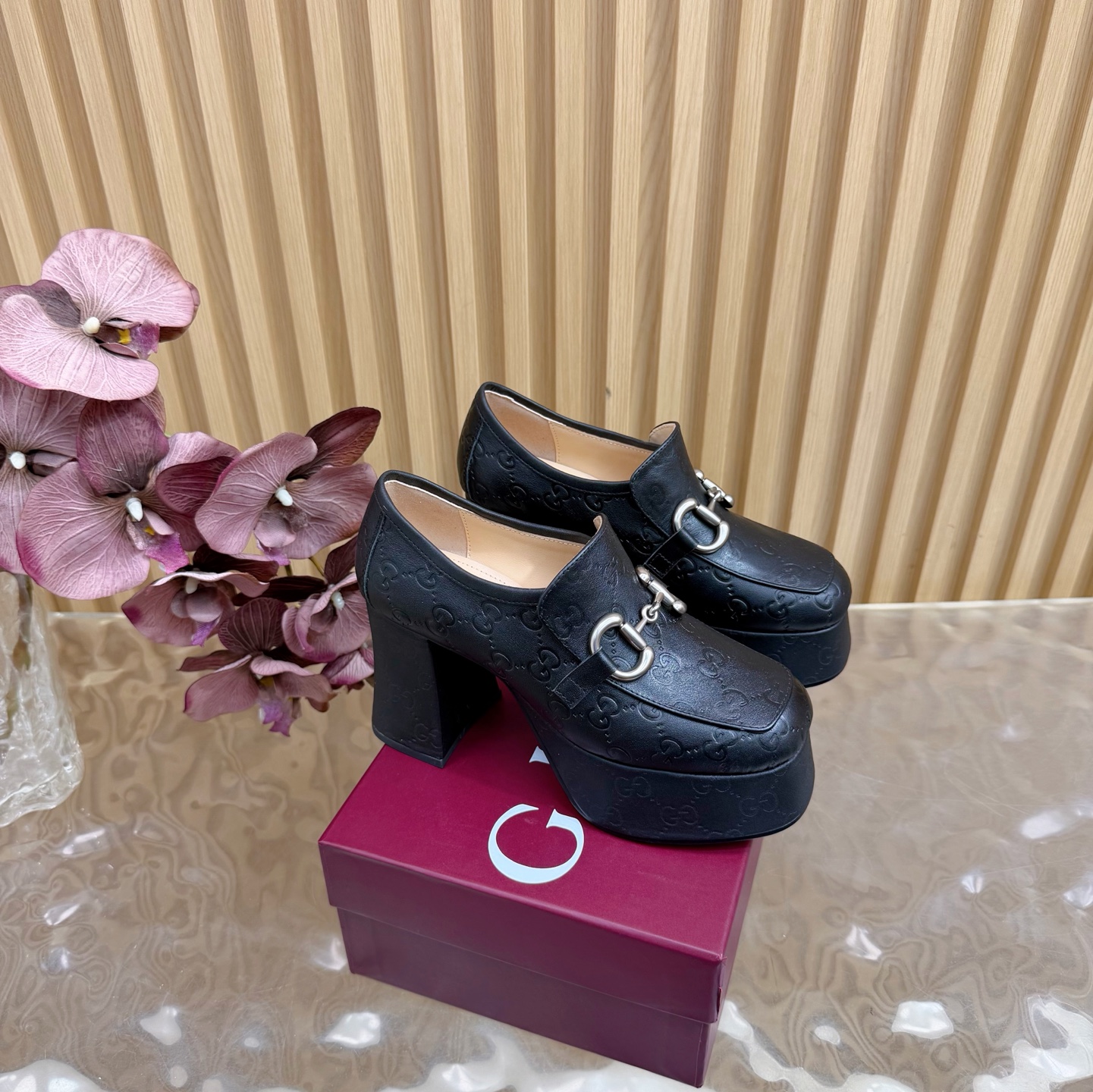 NO:626786,2025 new early spring Gucci series thick-heeled platform toe-toe Mule slippers [year-end sprint] the highest version of Mule slippers ———————————— As an outstanding representative of design heritage, the horsebit series loafers vividly highlight the classic and elegant style. This shoe is made of brand logo letter letter pattern canvas, inlaid with multi-faceted rhinestones to achieve a timeless classic. This shoe is made of soft material, with exquisite and smooth corridor shape, highlighting daily elegance. The fabric is original imported cowhide. Lining/foot pads: sheepskin lining  Heel height 9cm, water platform 4cm, outsole, original Italian leather sole, sizes 35-41 (40, 41 customized, non-returnable), packaging counter, full set of green packaging, loafers, gucci, loafers, slippers, cowhide, sheepskin198609092025早春新款Gucci 系列粗跟水台包头穆勒拖鞋【年底冲刺】最高版慕勒便鞋 ——————————— 作为设计传承的杰出代表,马衔扣系列乐福鞋生动彰显经典优雅格调.这款鞋履采用品牌标志信字母图案帆布,镶饰多刻面水钻成就隽永经典这款鞋材质柔软,廊形精致流畅,彰显日常优雅风范,  面料原版进口牛皮 内里／垫脚:羊皮里 跟高9cm水台4cm 大底原版意大利真皮底 尺码35-41（40、41定做不退换） 包装专柜全套绿色包装,乐福鞋,gucci,loafers,slippers,cowhide,sheepskin,Women's Shoes