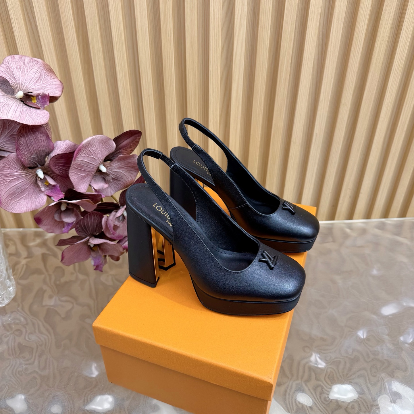 NO:626858,LV Louis Vuitton 25 2025 early spring new products, the top version counter features the latest denim hard label slippers, new hard goods ————————— Upper patent leather/cowhide lining imported goatskin lining Genuine leather outsole Heel height 11cm Water platform 2cm Shoe size: 35-41 (40, 41, customized non-refundable), high-heeled sandals, louis vuitton, louis  vuitton,sandals,high heels,slippers,cowhide,sheepskin,Leather soles19860909LV 路易威登 25 2025 早春新品 顶级版本专柜主打最新款 牛仔布硬标拖鞋 硬货上新 ————————————— 鞋面漆皮/牛皮 内里进口山羊皮里 大底真皮大底 跟高11cm 水台2cm 鞋码: 35-41（40、41、定制不退换）,高跟鞋凉鞋,louis vuitton,louis vuitton,sandals,high heels,slippers,cowhide,sheepskin,Leather soles,Women's Shoes