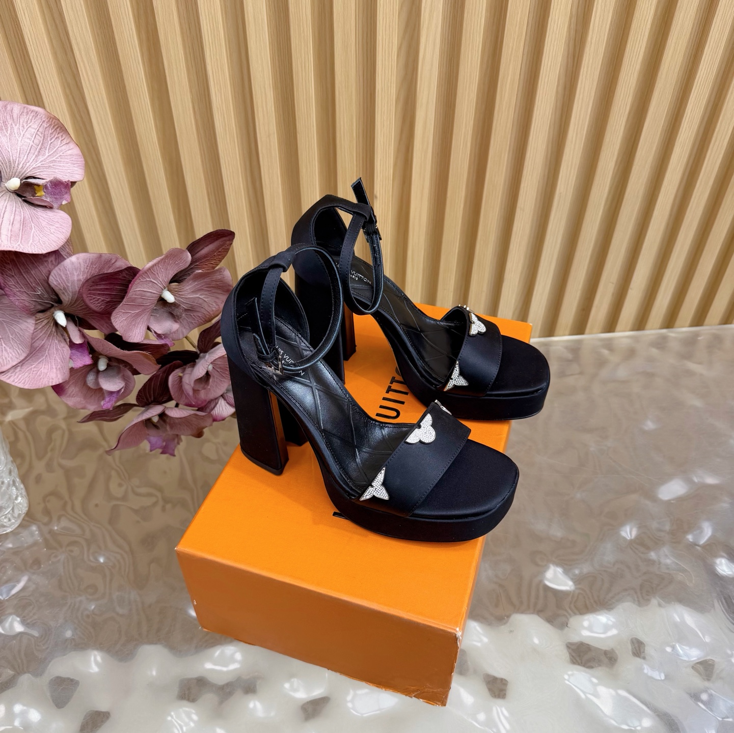 NO:626850,LV Louis Vuitton 26 2026 early spring new products, the top version counter features the latest denim hard label slippers, new hard goods ———————————— Silk upper (delicate feel) Imported goatskin lining inside Outsole genuine leather outsole Heel height 12.5cm Water platform 3cm Shoe size: 35-41 (40, 41, 42 customization is not returnable), high-heeled sandals, louis  vuitton,louis vuitton,sandals,high heels,slippers,sheepskin,real silk,Leather soles19860909LV 路易威登 26 2026 早春新品 顶级版本专柜主打最新款 牛仔布硬标拖鞋 硬货上新 ————————————— 鞋面真丝（手感细腻） 内里进口山羊皮里 大底真皮大底 跟高12.5cm 水台3cm 鞋码: 35-41（40、41、42定制不退换）,高跟鞋凉鞋,louis vuitton,louis vuitton,sandals,high heels,slippers,sheepskin,real silk,Leather soles,Women's Shoes