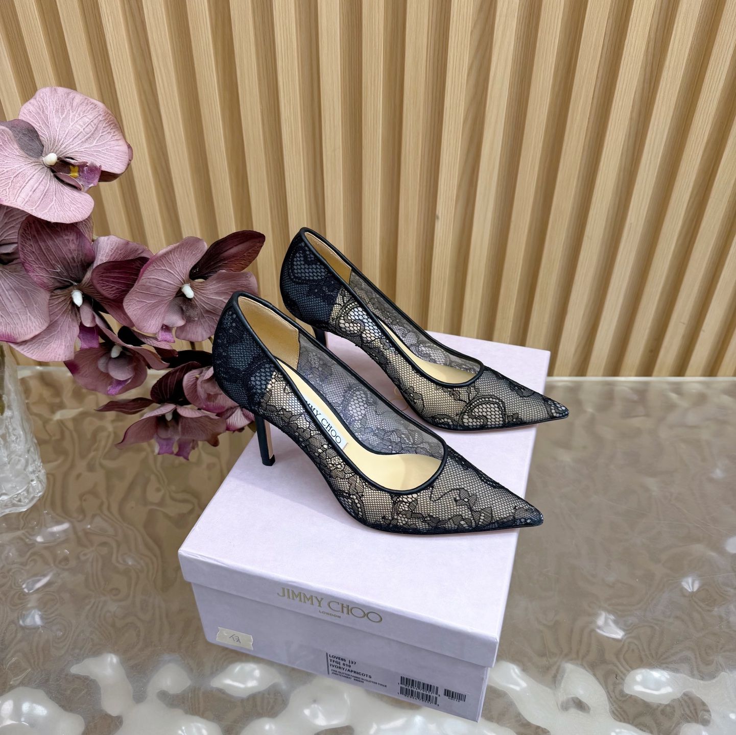 NO:626841,Jimmy Choo's classic lace pointed-toe high heels are a super fairy ———————————— The lace element is dreamy and romantic, playful and cute, full of temperament, yet fashionable and modern, showing a hint of elegance and charm!  JC's shoes satisfy all girls' fantasies about high heels. They have a girly look and can also look like a goddess!  The upper is made of original customized lace, the inner lining is made of grained pearlescent sheepskin, the original Italian genuine leather outsole, heel height, flat bottom/6.5cm/8.5cm, size 35-39 (customized 34/40/41), high-heeled shoes, jimmy choo, high heels, sheepskin, Leather soles19860909Jimmy Choo经典蕾丝尖头高跟鞋 超级仙的一款 ————————————— 蕾丝元素梦幻很浪漫 俏皮可爱 气质十足 又不失时尚现代感 透出丝丝优雅魅力！ JC的鞋满足了女生对高跟鞋的所有幻想 既有少女感 也可以穿出女神范！ 鞋面采用原版定制蕾丝 内里垫脚粒面珠光羊皮里 原版意大利真皮大底 跟高 平底/6.5cm/8.5cm 码数 35-39（34/ 40/41定制）,高跟鞋单鞋,jimmy choo,high heels,sheepskin,Leather soles,Women's Shoes