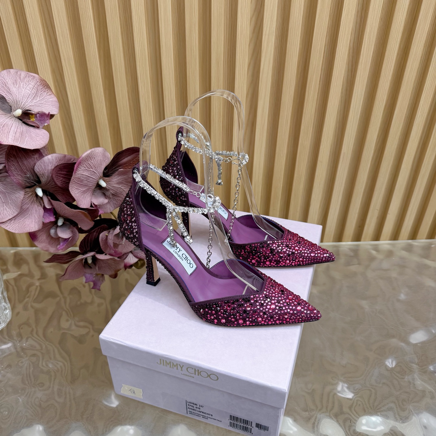 NO:626832,New color Jimmy Choo/Jimmy Choo heavy industry diamond pointed toe high heel chain high heel sandals —————————————— Excellent crystal shoes, so beautiful that you can’t take your eyes away. The shape of the shoes is very delicate, not too narrow and long. The internal space is sufficient, allowing the toes to relax enough. The rhinestones outline a charming arc on the instep. It is simply beautiful. The degree surrounds the fairy air, gorgeous but not exaggerated!  !  The fabric is made of imported diamond surface, and the lining of the tiptoe is all imported sheepskin. Customized A-grade Italian genuine leather sole (customized injection molded outsole is not returnable). Heel height 9cm, Size 35-39 (customized 40/41/42), high heels and sandals, jimmy choo, jimmy choo, sandals, high heels, sheepskin19860909新颜色 Jimmy Choo/吉米周重工钻面尖头高跟链条高跟凉鞋 ————————————— 超绝的水晶鞋 美到移不开视线 鞋型做的非常秀气 不会过分窄长 内部空间很足 让脚趾能足够的放松 水钻在脚背勾勒迷人的弧度 简直美爆了 度环绕仙气感 华丽又不浮夸！！ 面料采用进口钻面 内里踮脚均为进口羊皮 定制A级意大利真皮底（注塑大底定制不退换） 跟高9cm Size35-39（40/41/42定制）,高跟鞋凉鞋,jimmy choo,jimmy choo,sandals,high heels,sheepskin,Women's Shoes