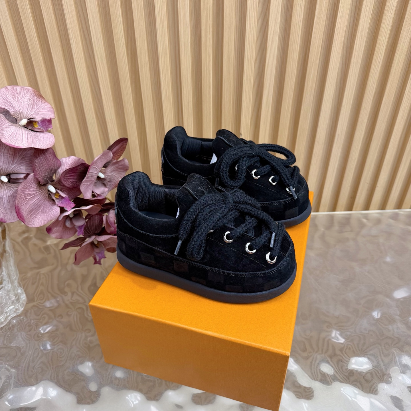 NO:626823,LV x Ingo co-branded Fatty Forrest Gump shoes Thick soles Couple style Casual sneakers —————— Lace-up women’s style Men’s style 360 original purchase, development and production LV Yeti lace-up shoes are from the LV Yeti series. It combines Japanese “little feet” fashion aesthetics with classic Louis Vuitton elements in an avant-garde style, subtly paying tribute to the traditional Japanese culture of taking off shoes when entering the house. Suede cow leather is partially embossed with Nigo’s reinterpretation of Damier  Patterns, comfortable casual shoe configuration show street style. Exquisite packaging at delivery counter. Fabric: Original imported cow suede. Original customized breathable mesh lining. Original molded non-slip TPU material for sole. Sole thickness 5CM. Size: Women's 35-42 Men's 38-46 Women's 41/42 Men's 38/45/46. Belongs to custom code, furry shoes, louis vuitton, louis vuitton, sneakers, cowhide19860909LV x Ingo联名款 胖丁 阿甘鞋 厚底 情侣款 休闲 运动鞋鞋 ————————绑带女款 男款360 原版购入开发 做货 LV Yeti 系带鞋出自 LV Yeti 系列,以前卫笔触融合日式“小脚”时尚美学与路易威登经典元素,巧妙致意入室脱鞋的日本传统文化.绒面牛皮革局部压印 Nigo 重绎的 Damier 图案,舒适便鞋构型彰显街头风范 配送专柜精美包装 面料:原版进口牛反绒 内里原版定制透气网里 鞋底原版开模防滑TPU材质 底厚5CM Size:女款35-42 男款38-46 女款41/42 男款38/45/46 属于定制码,毛毛鞋,louis vuitton,louis vuitton,sneakers,cowhide,Women's Shoes