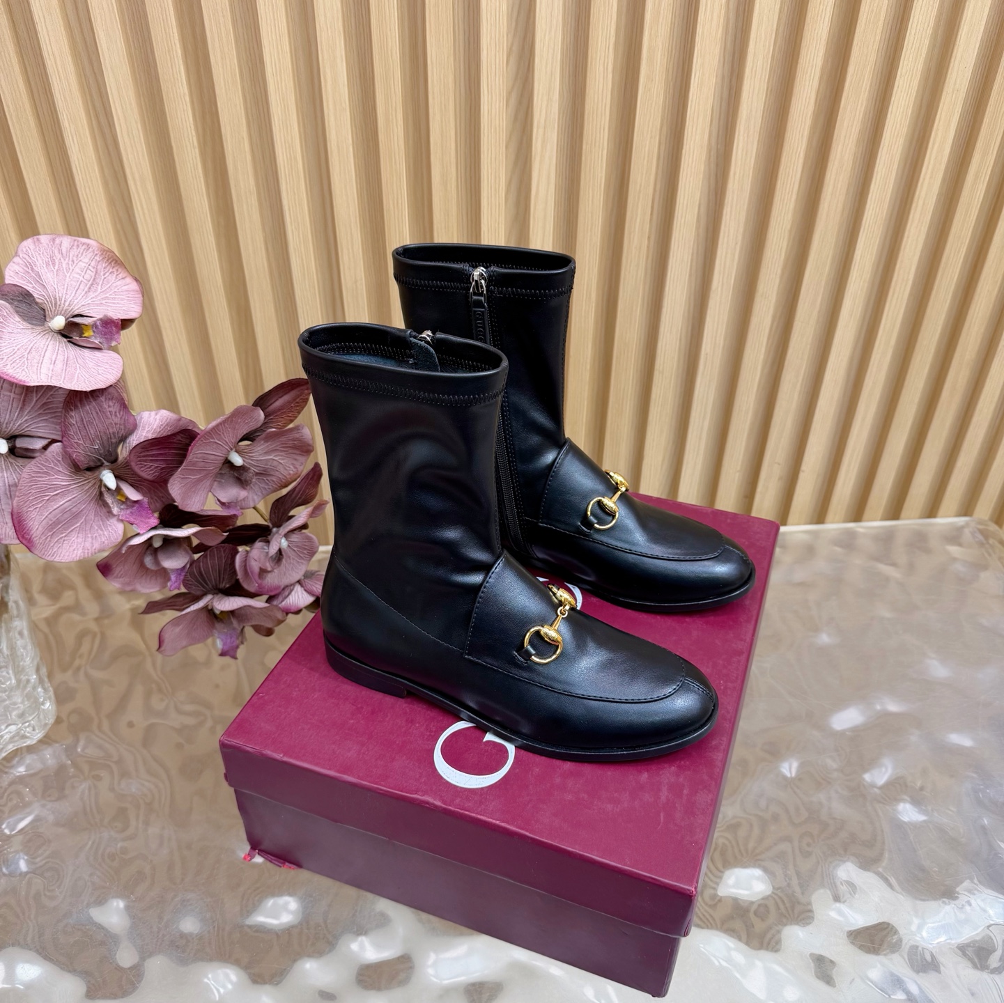 NO:626801,Top version of Gucci high-end boutique 2025 early autumn new horsebit boots ———————————— Classic thick heel square toe ankle boots with original quality! Every detail has been carefully crafted and can be compared with ZG, no second quality!  The fabric is original custom-made imported calf elastic ancient soft sheepskin. Dongguan Dachang's mold-opening hardware horsebit. Inner lining/foot pads high-end customized sheepskin lining. Heel height 2.5cm. Outsole Italian genuine leather bottom. Size 35-42 (40 41 42 customized, non-returnable). Full set of original high-end packaging!  ,boots,gucci,boots,sheepskin19860909顶级版本Gucci高端精品 2025早秋新款马衔扣长靴 ———————————— 经典粗跟方头踝靴原汁原味原单品质!每个细节皆经过精心细致打造,可与ZG对比如一,无二品质！ 面料原版定制进口小牛弹力古软羊皮 东莞大厂开模五金马衔扣 内里／垫脚高端定制羊皮里 跟高2.5cm 大底意大利真皮底 尺码35-42（40 41 42定做,不退换） 全套原板高端包装！,靴子,gucci,boots,sheepskin,Women's Shoes