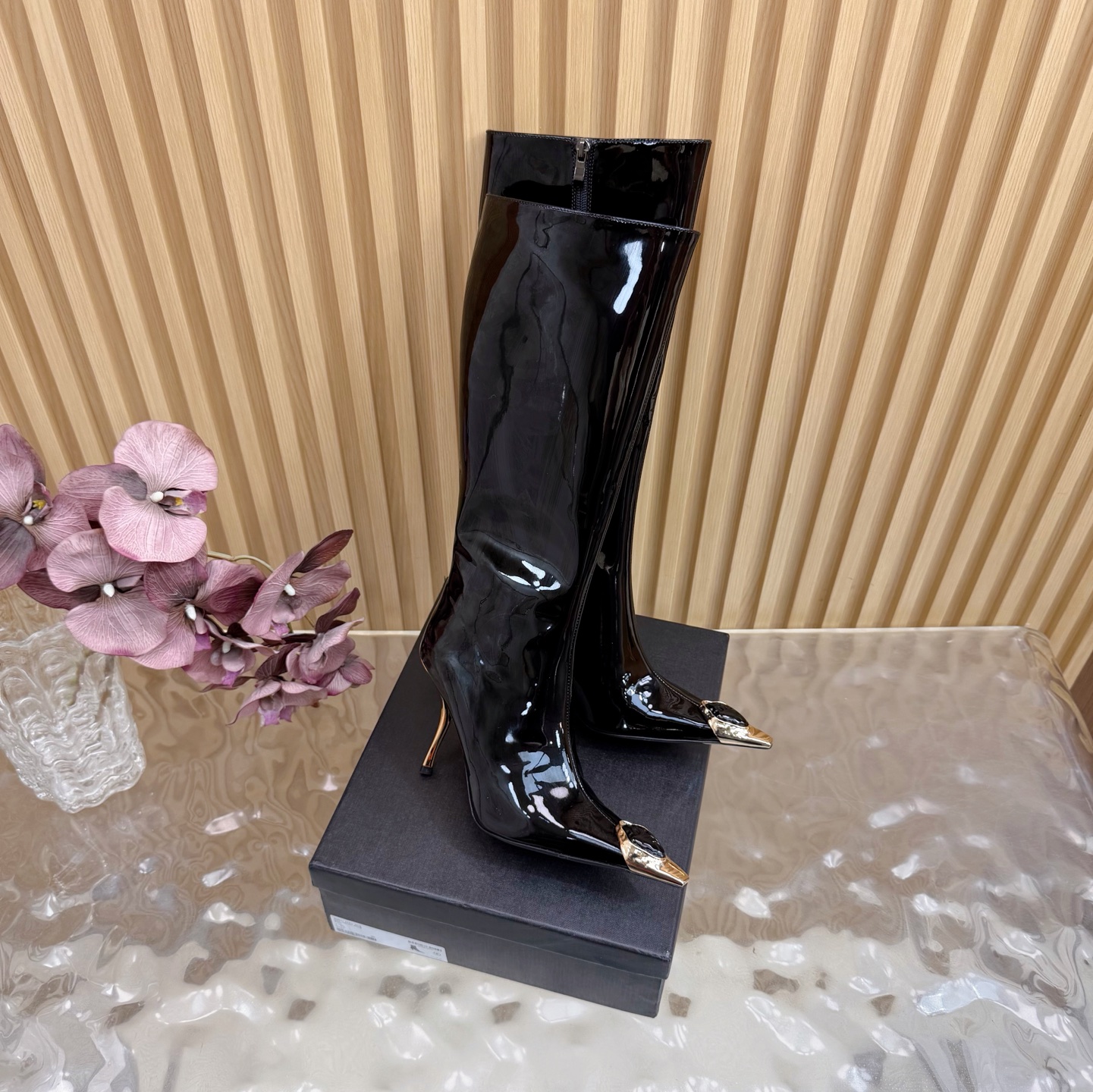 NO:626809,New YSL Saint Laurent - SS pointed toe short boots, new high-heeled products, catwalk style short boots —————————————— New spring and summer series square buckle high-heeled sandals!  Pointed-toe high-heeled slippers, how can we miss a pair of fairy shoes in the light summer? Paired with various small skirts, it doesn't matter the shape of the feet at all. The transparent sparkling diamonds show a phantom under the light. It is really too beautiful. The whiteness of the upper feet makes people look up!  The delicate crystal chain embellishes the delicate lines of the ankle, releasing infinite elegance. Explore more high-heeled shoes!  Fabric patent leather outsole Genuine leather outsole Size 35-42 (customized for 40, 41, 42) Heel height 10.5cm, boots, saint laurent, saint laurent, sandals, boots, high heels, slippers, skirts, Leather soles19860909新款YSL 圣罗兰— SS尖头短靴 高跟新品 走秀款短靴 ———————————— 全新春夏系列后带方扣高跟凉鞋 ！ 尖头高跟拖鞋淡淡的夏日里怎么少得了一双仙女鞋 各种小裙子搭配起来 完全不挑脚型哦 通透的闪钻在光线的照耀下呈现幻彩 真的美的过分 上脚显白的让人上头！细巧水晶链饰点亮脚踝纤雅线条 释放无限优雅魅力 探索更多臻选高跟鞋！ 面料漆皮 大底真皮大底 码数35-42（40、41、42定制） 跟高10.5cm,靴子,saint laurent,saint laurent,sandals,boots,high heels,slippers,skirts,Leather soles,Women's Shoes