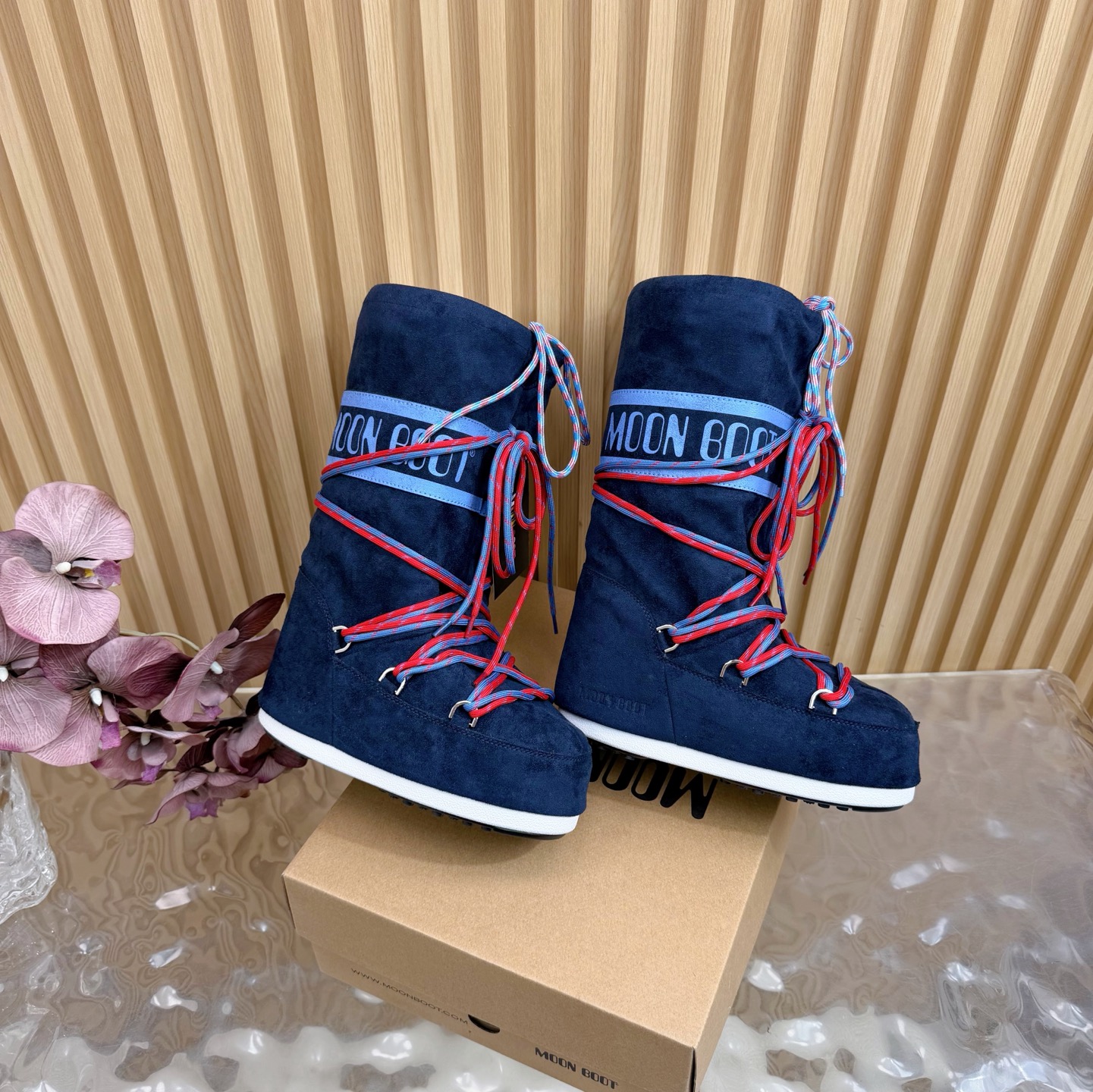 NO:629193,Purchasing-grade Moon Boot5 is the latest snow boots series for autumn and winter... Ugly snow short boots. Forget UGG, fashionable people are wearing Moon Boot snow boots. If you find it difficult to accept the revival of UGG, then there is a more alternative snow boot that is back. It is 4 cm taller. That is the Moon Boot. It was already very popular in the millennium. Paris Hilton, Victoria Beckham and other celebrities often wore it, and now the Y2K trend is popular again.  The same QQ show outfit worn by young children. The ugly snow boots that have been shown by thousands of people have become popular again. They are not distinguished between men and women. They look slim but warm and easy to wear. Fabric: 70 cotton and 30 plastic. Lining: Silk cotton liner. Feet: Silk cotton liner. Outsole: Thermoplastic rubber. Sole thickness: 4cm. Size#35-43 (41 42 43 customization is not returnable), snow boots, boots.19860909代购级 Moon Boot5秋冬最新款雪地靴系列……丑萌雪地短靴 忘了UGG吧,时髦人都在穿Moon Boot雪地靴 如果你难以接受UGG的复兴 那现在有一款更另类的雪地靴又杀回来了 内增高4 cm那就是Moon Boot月亮靴 在千禧年就已经非常火了 当年paris hilton、victoria beckham 等名人经常穿它,如今Y2K风潮再次流行 痞幼同款QQ秀穿搭 万人大秀的丑萌雪地靴重新翻红 不分男女不分左右 看着巨无霸巨显瘦还暖和好穿 面料: 70棉纶30塑料 内里: 丝绵内胆 垫脚: 丝绵内胆 大底: 热塑性橡胶 底厚:4cm Size#35-43（41 42 43定制不退换）,雪地靴,boots,Women's Shoes