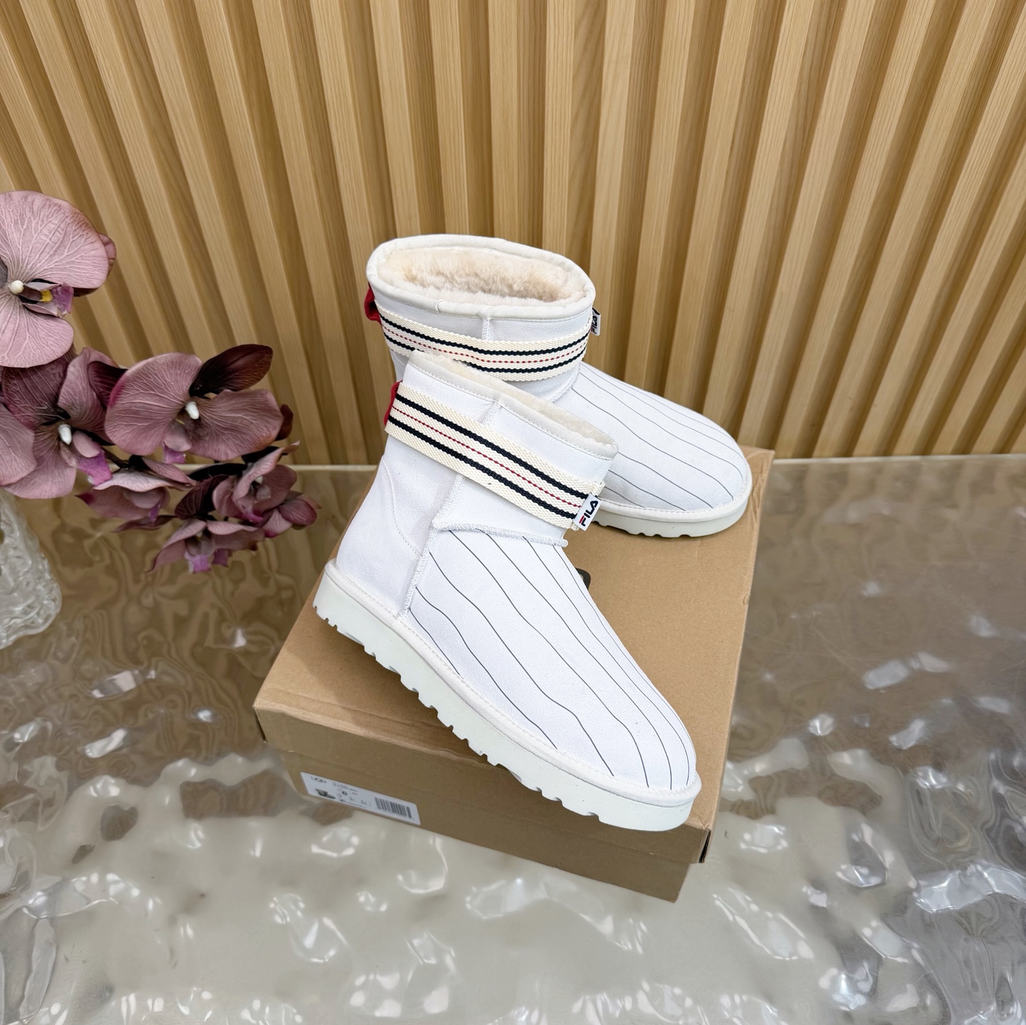 NO:629186,UGG/Nike jointly branded ~ limited edition snow boots series —————————————— Limited edition series, a snow boot that does not clash with shirts, simple co-branded contrasting design, lightweight outsole, custom waterproof cowhide for the upper, custom pure wool for the lining, a must-have for autumn and winter, can be worn with any trousers or skirts, very comfortable and good-looking... Fabric: original custom cowhide Lining: original custom wool Foot pads: original custom wool  Outsole: Original open mold wear-resistant molded sole Size: 35-39 (40 customized) Packaging: Original full set of packaging, snow boots, boots, skirts19860909UGG/Nike耐克联名~限量版雪地靴系列 ——————————————  限量款系列,一款不会撞衫的雪地靴、简约的联名撞色设计轻便的大底、鞋面采用定制防水牛猄、内里定制纯羊毛,秋冬季必备款、无论什么裤子裙子都能驾驭、上脚非常舒适好看…… 面料:原版定制牛猄 内里:原版定制羊毛 垫脚:原版定制羊毛 大底:原版开模耐磨成型底 码数:35-39（40定制） 包装:原版全套包装,雪地靴,boots,skirts,Women's Shoes