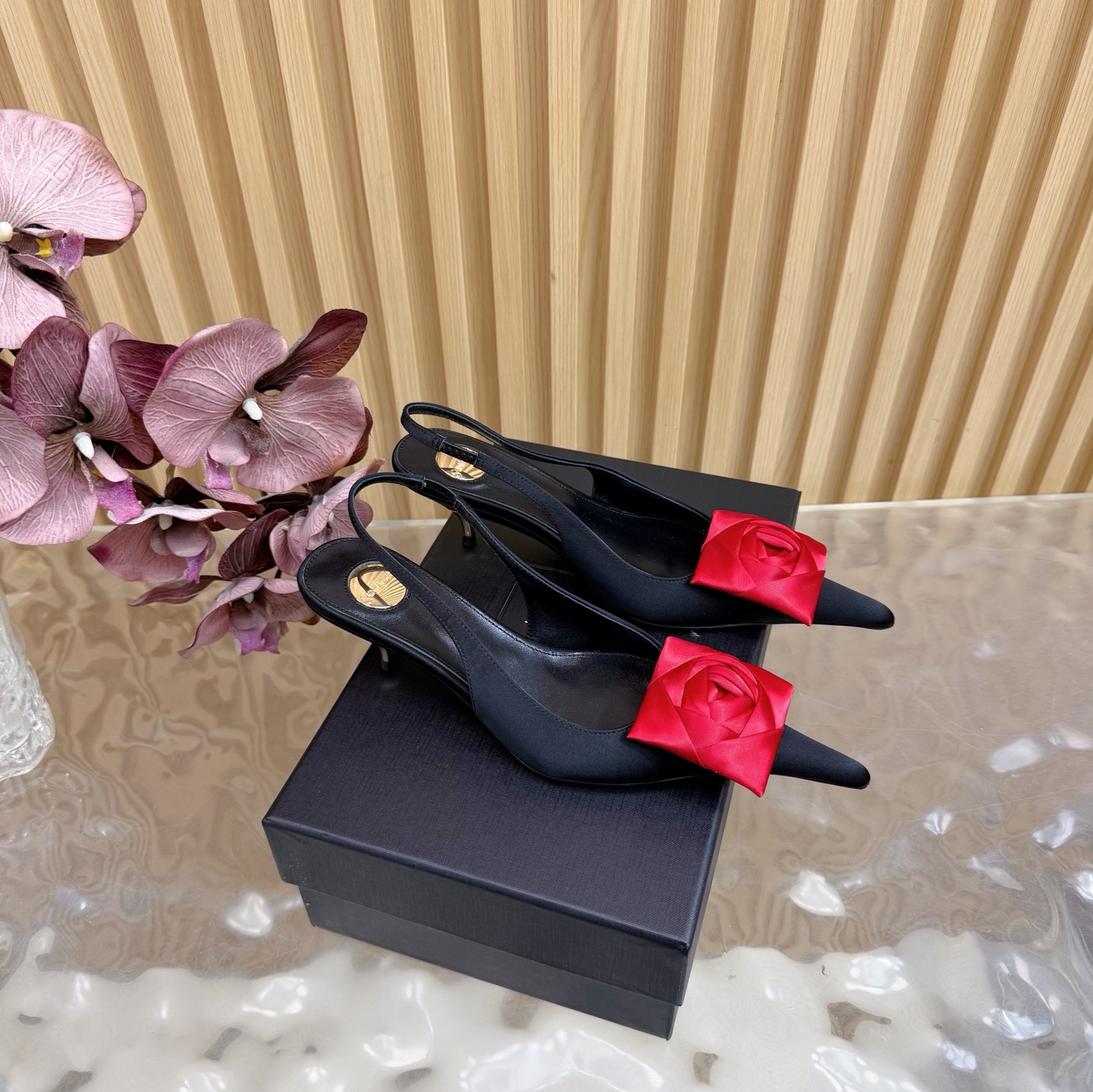 NO:629179,Top quality Saint Laurent / Yves Saint Laurent Lee metal stiletto heels lace pointed toe high heels YSL sister's beautiful high heels ———————————————— Another Saint Laurent Rose high heels of the same style are very good at modifying the foot shape, luxury metal chain. In recent years, SLP has become more and more understanding of women in high heels and has moved away from the embarrassing design impression of waterproof platform models. YSL beautiful high heels, silk upper, leather sole, heel height 5.5cm  Sizes 35-42 (40, 41, 42 are customized and cannot be returned or exchanged), high heels and sandals, loro piana, saint laurent, saint laurent, saint laurent, sandals, high heels, real silk, Leather soles19860909顶级品质Saint Laurent / 圣罗兰Lee金属细跟 蕾丝尖头高跟鞋YSL姐姐的美丽尤物高跟鞋 ———————————————— 又是人间圣罗兰 Rose同款的高跟鞋化很好修饰脚型,奢华金属链 这几年SLP是在高跟鞋越来越懂女人了朝摒奔了防水台款的尴尬设计印象ysl绝美高跟鞋 鞋面真丝 鞋底真皮大底 跟高5.5cm 尺码35-42(40、41、42定制不退不换),高跟鞋凉鞋,loro piana,saint laurent,saint laurent,saint laurent,sandals,high heels,real silk,Leather soles,Women's Shoes