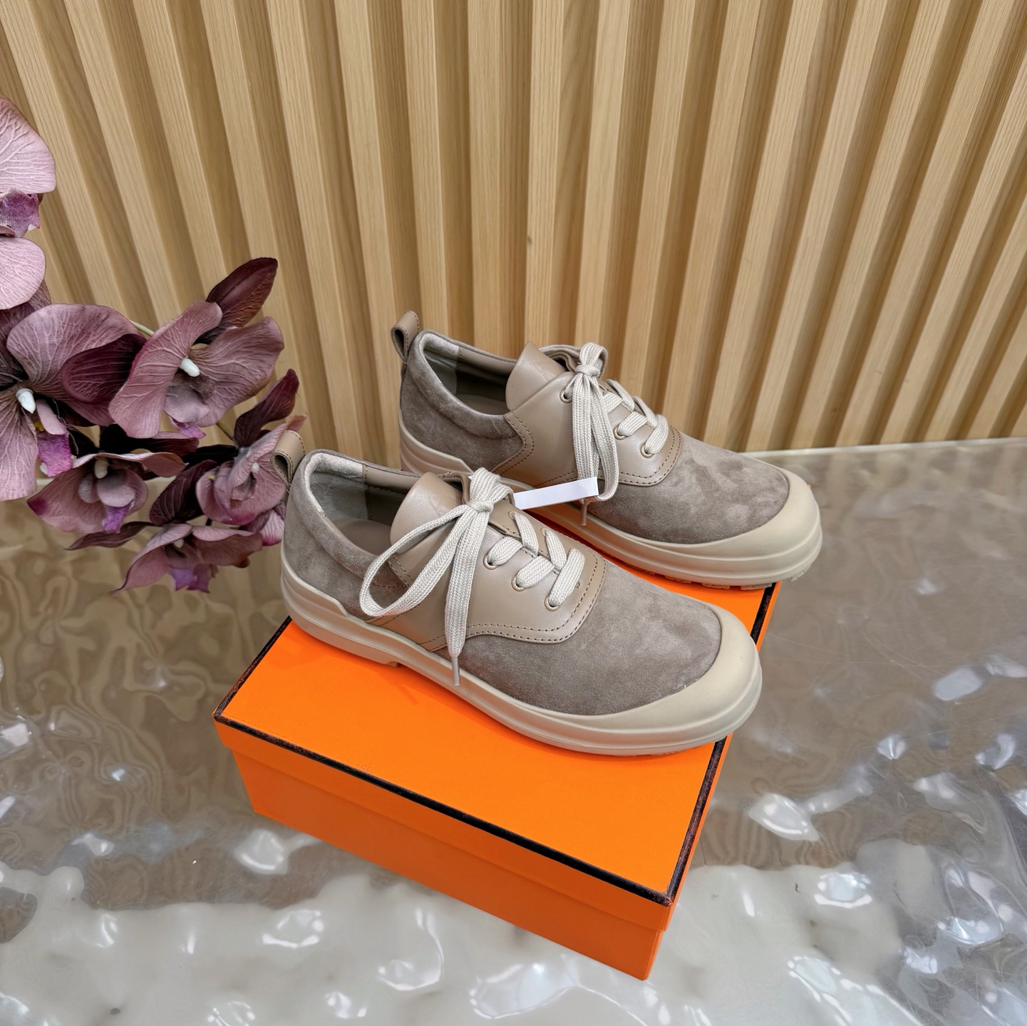 NO:629166,Hermès/Hermès 25WF new Kooler casual boots. This pair of boots is a perfect masterpiece of fashion and comfort. ———————————— The lace design is ingenious and unique. It not only adds casualness, but can also adjust the tightness freely to fit each unique foot shape. The high-top shape not only provides intimate protection for the ankles, but also easily creates a cool street style or a casual and lazy style. Whether you are strolling on the streets of a bustling city or walking through arty alleys. Kooler  Ankle boots can become the fashion focus under your feet, allowing every step to bring out the unique elegance and style of Hermès. The fabric is made of original customized cotton canvas, the inner foot pads are all sheepskin, the original molded custom anti-slip outsole size35-39 (customized 40/41), casual shoes/sports shoes, hermes, hermes, boots, sneakers, sheepskin19860909Hermès/爱马仕25WF新品Kooler休闲短靴 这双短靴是时尚与舒适的完美杰作 ———————————— 系带设计巧妙又独特 不仅增添了随性不羁 还能自由调节松紧 贴合每一双独一无二的脚型. 高帮造型 既为脚踝提供贴心保护 轻松塑造街头酷感或休闲慵懒风. 无论是漫步在繁华都市的街头 还是穿梭于充满艺术气息的小巷 Kooler 踝靴都能成为你脚下的时尚焦点 让每一步都踏出爱马仕独有的优雅与格调. 面料采用原版定制棉质帆布 内里垫脚均为羊皮 原版开模定制防滑大底 size35-39（40/41定制）,休闲鞋/运动鞋,hermes,hermes,boots,sneakers,sheepskin,Women's Shoes