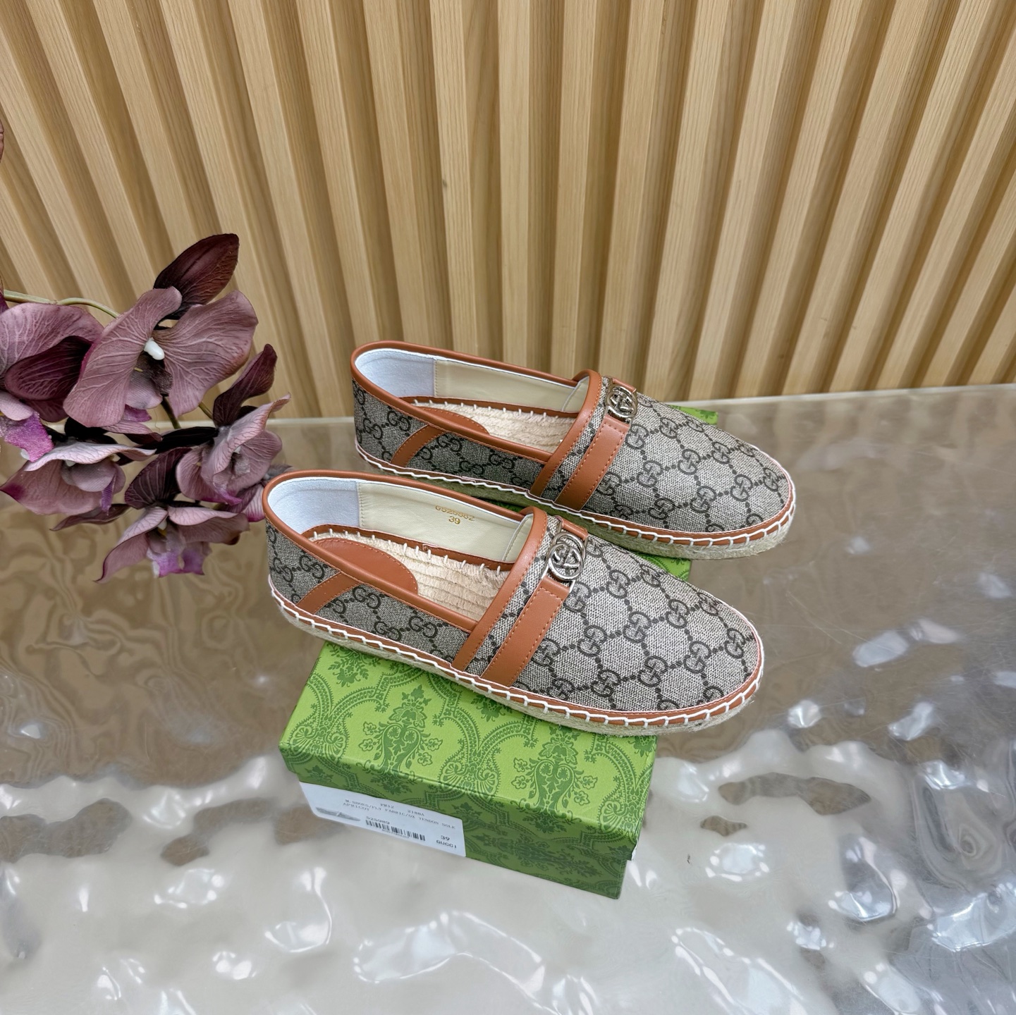 NO:646764,Couple model, new Gucci fisherman shoes for early spring, embellished with little bee embroidery, adding to the fun style ———————————Women Men In the past century, the brand has used the classic double G monogram as a canvas to create many imaginative designs. The little bee logo is combined with other bright and bright tones to re-present the ready-to-wear, handbags and accessories of the GG Multicolor series. This espadrille vividly presents a mix and match effect of different tones. Fabric cowhide  ·Size 35-41 (40, 41 customized) 38-45 (45 customized), fisherman shoes, gucci, espadrilles, espadrilles, cowhide19860909情侣款 早春新款Gucci 渔夫单鞋 小蜜蜂刺绣点缀 更添风趣格调 ———————————女 男 在近一个世纪的时间里,品牌以经典双G字母交织图案为画布打造了许多富有想象力的设计,小蜜蜂标识融合其他鲜艳明亮的色调,焕新呈现GG Multicolor系列的成衣、手袋和配饰单品.这款草编鞋生动呈现了不同色调的混搭效果.  面料牛皮 ·码数35-41（40、41定制） 38-45（45定制）,渔夫鞋,gucci,espadrilles,espadrilles,cowhide,Women's Shoes