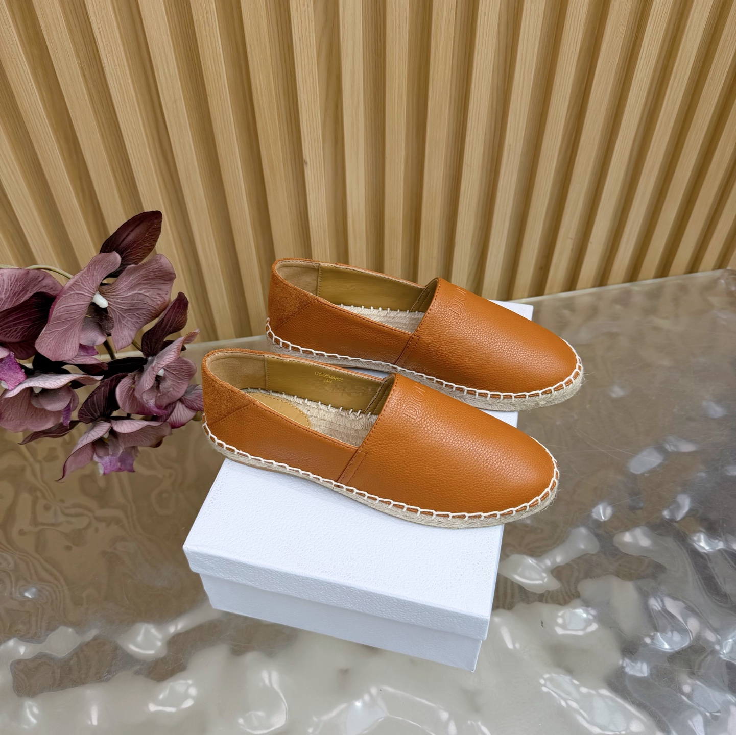 NO:646768,Couple style Dior25ss early spring Dior classic fisherman shoes —————————— Female Male This Dior Granville espadrille is decorated with Diir HibiscUs pattern laser, echoing the pastoral theme of Puglia this season. It is carefully made of multi-color cotton fabric, decorated with golden metallic light laser, and the upper is decorated with the Christian Diorpiao logo and other brand classic details. It is paired with a hemp rope sole and is handmade with traditional craftsmanship. Can be combined with other Dior  Match HibsCUS single products to create a matching look. ·The upper is decorated with 'Christian Dior' logo metal. ·The thin rubber sole is decorated with Christian Dior's lucky star symbol. ·Cow leather surface.19860909情侣款Dior25ss早春迪奥经典款渔夫单鞋 ———————————女 男 这款Dior Granville 草编鞋饰以Diir HibiscUs图案激光,呼应本季的普利亚田园风情主题.采用多色棉质面料精心制作,饰以金色金属光激光,鞋面饰以Christian Diorpiao标志等品牌经典细节.搭配麻绳鞋底,以传统工艺手工打造.可与其他Dior HibsCUS单品搭配,打造配套造型 ·鞋面饰以“Christian Dior”标志金属 ·轻薄橡胶鞋底饰以Christian Dior的幸运星符号 ·牛皮面 ·码数35-41（40、41定制） 38-45（45定制）,渔夫鞋,dior,dior,espadrilles,espadrilles,cowhide,Women's Shoes