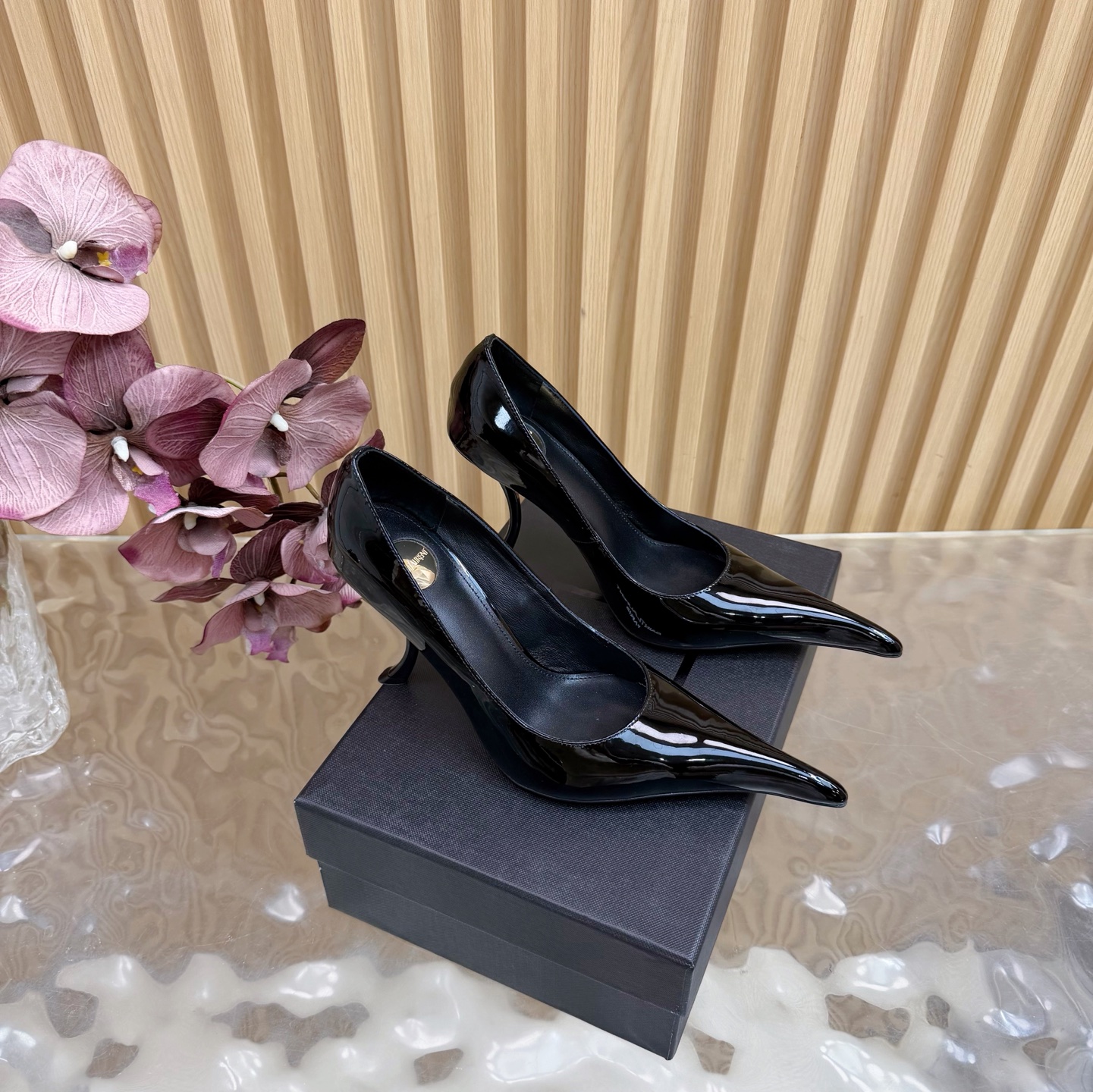 NO:646762,Saint Laurent / Saint Laurent Lee metal stiletto pointed toe high-heeled shoes YSL sister's beautiful high-heeled shoes ———————————— Another Saint Laurent Rose high-heeled shoes of the same style are very good at modifying the foot shape, luxury metal chain In recent years, SLP has become more and more understanding of women in high-heeled shoes and has moved away from the embarrassing design impression of waterproof platform models YSL beautiful high-heeled shoes Patent leather uppers Leather outsole Heel height 10.5cm  Size 35-42 (40, 41, 42 customized, non-refundable and non-exchangeable), high heels, loro piana, saint laurent, saint laurent, saint laurent, high heels, Leather soles19860909Saint Laurent / 圣罗兰Lee金属细跟 尖头高跟鞋YSL姐姐的美丽尤物高跟鞋 —————————————— 又是人间圣罗兰 Rose同款的高跟鞋化很好修饰脚型,奢华金属链 这几年SLP是在高跟鞋越来越懂女人了朝摒奔了防水台款的尴尬设计印象ysl绝美高跟鞋 鞋面漆皮 鞋底真皮大底 跟高10.5cm 尺码35-42(40、41、42定制不退不换),高跟鞋单鞋,loro piana,saint laurent,saint laurent,saint laurent,high heels,Leather soles,Women's Shoes