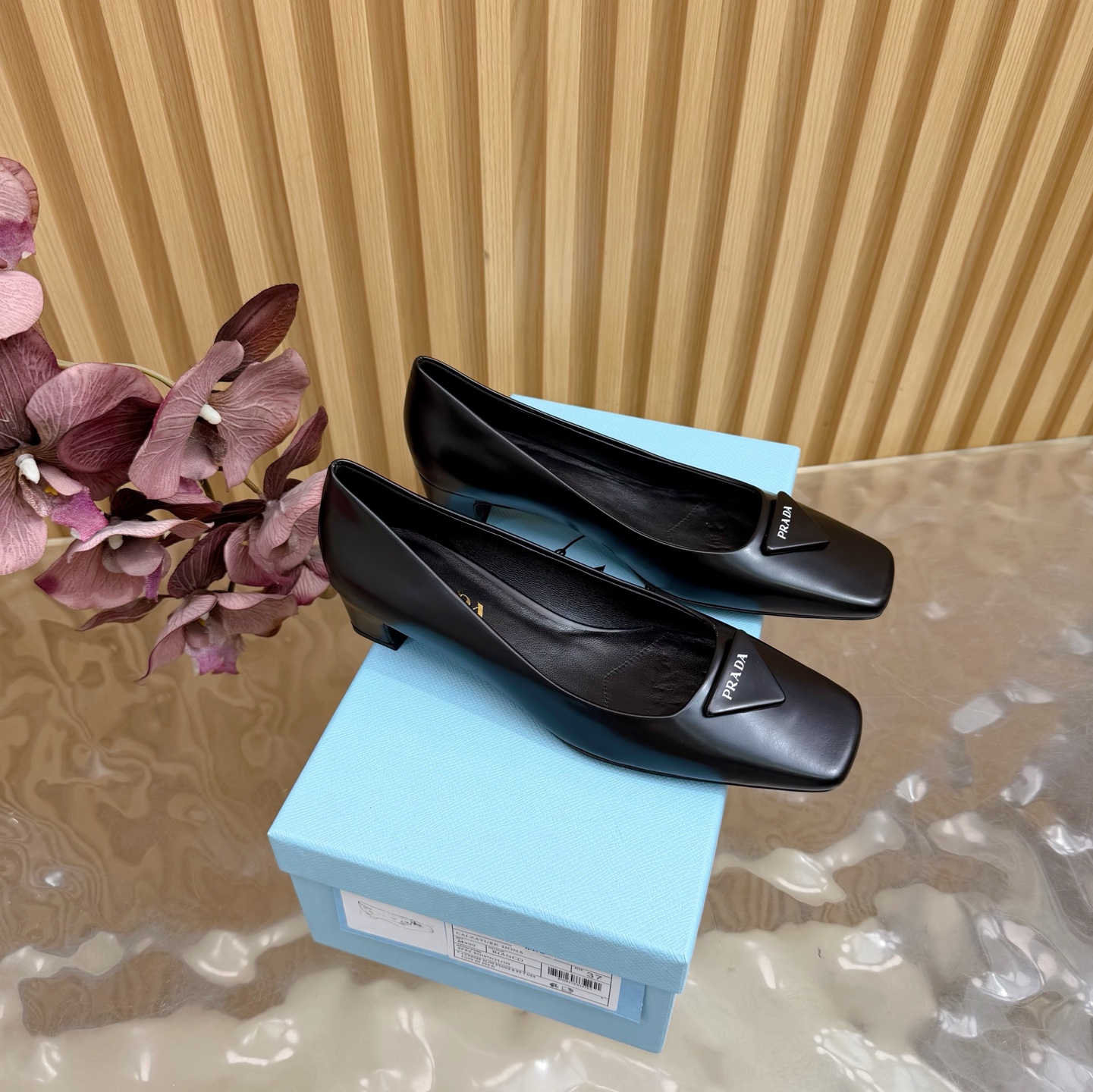 NO:646758,The top version of the 2025 spring new summer taste PRADA's highest version is on sale —————————— It is different from the ordinary products on the market, combining elegance, intellectuality, cuteness and retro. Minimalist line sense. It is fashionable with any combination. Original last development. Correct version of small pointed design. Small and cute. Iconic triangle logo. Details in place. Full-color dyed leather. Foot silk screen logo is clearly visible. Material: Patent leather/open edge beads. Heel height 3.5cm. Exclusive customization.  Injection-molded leather outsole, size 35-39 (40.41.42 order, non-refundable), high-heeled shoes, prada, high heels, Leather soles19860909顶级版本2025春新款夏天的味道PRADA最高版本发售 —————————— 区别市场普货优雅知性可爱复古于一身 极简线条感 随便搭都很时髦 原楦开发 正确版型小尖头设计 小巧可爱 具有标志性的三角标 细节到位 全色系定染皮料 垫脚丝印logo清晰可见 材质: 漆皮/开边珠 跟高3.5cm 独家定制 注塑真皮大底 码数35-39（40.41.42订不退换）,高跟鞋单鞋,prada,high heels,Leather soles,Women's Shoes