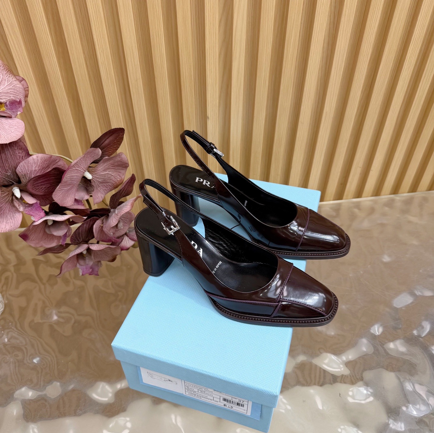 NO:646754,The top version of the 2025 spring new summer taste PRADA's highest version is on sale ——————————The top version is different from the general products on the market, combining elegance, intellectuality, cuteness and retro. Minimalist line sense. Fashionable with any combination. Original last development. Correct version of small pointed design. Small and cute. Iconic triangle logo. Details in place. Full-color dyed leather. Silk-printed logo on foot is clearly visible. Material: Open edge beads. Heel height 7.5cm. Exclusive customization. Genuine leather outsole.  Size 35-39 (40.41. Order non-refundable), high heels and sandals, prada, sandals, high heels, Leather soles19860909顶级版本2025春新款夏天的味道PRADA最高版本发售 ——————————顶级版本 区别市场普货优雅知性可爱复古于一身 极简线条感 随便搭都很时髦 原楦开发 正确版型小尖头设计 小巧可爱 具有标志性的三角标 细节到位 全色系定染皮料 垫脚丝印logo清晰可见 材质: 开边珠 跟高7.5cm 独家定制 真皮大底 码数35-39（40.41.订不退换）,高跟鞋凉鞋,prada,sandals,high heels,Leather soles,Women's Shoes