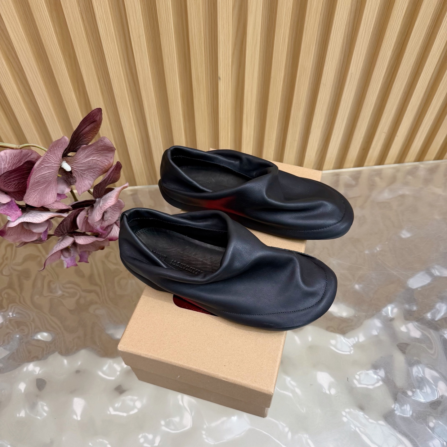 NO:646746,AMPER  With family elements, explore how a single piece of material wraps and drapes over the foot. The final silhouette of the shoe is smart, emotional, and organic, integrating the heritage of both brands. Upper material: imported calfskin, lining sheepskin, outsole, original molded rubber outsole, size 35-40 (non-refundable for 40 customizations), loafers, isseymiyake, loafers, cowhide, sheepskin19860909CAMPER × ISSEY MIYAKE三宅一生首次合作系列2026春夏鞋款 ————————————— 由 ISSEY MIYAKE 设计师 Satoshi Kondo (近藤悟史) 领衔设计. 本系列以 ISSEY MIYAKE 标志性的“一块布”理念为起点,鞋履设计借鉴了 Camper 标志性的 Peu 家族元素,探索单一片材如何包裹并垂坠于足部.最终呈现的鞋履轮廓灵动、感性、有机,融合了双方品牌的传承. 鞋面材质进口小牛皮 内里羊皮 大底原版开模橡胶大底 码数35-40（40定制不退换）,乐福鞋,isseymiyake,loafers,cowhide,sheepskin,Women's Shoes