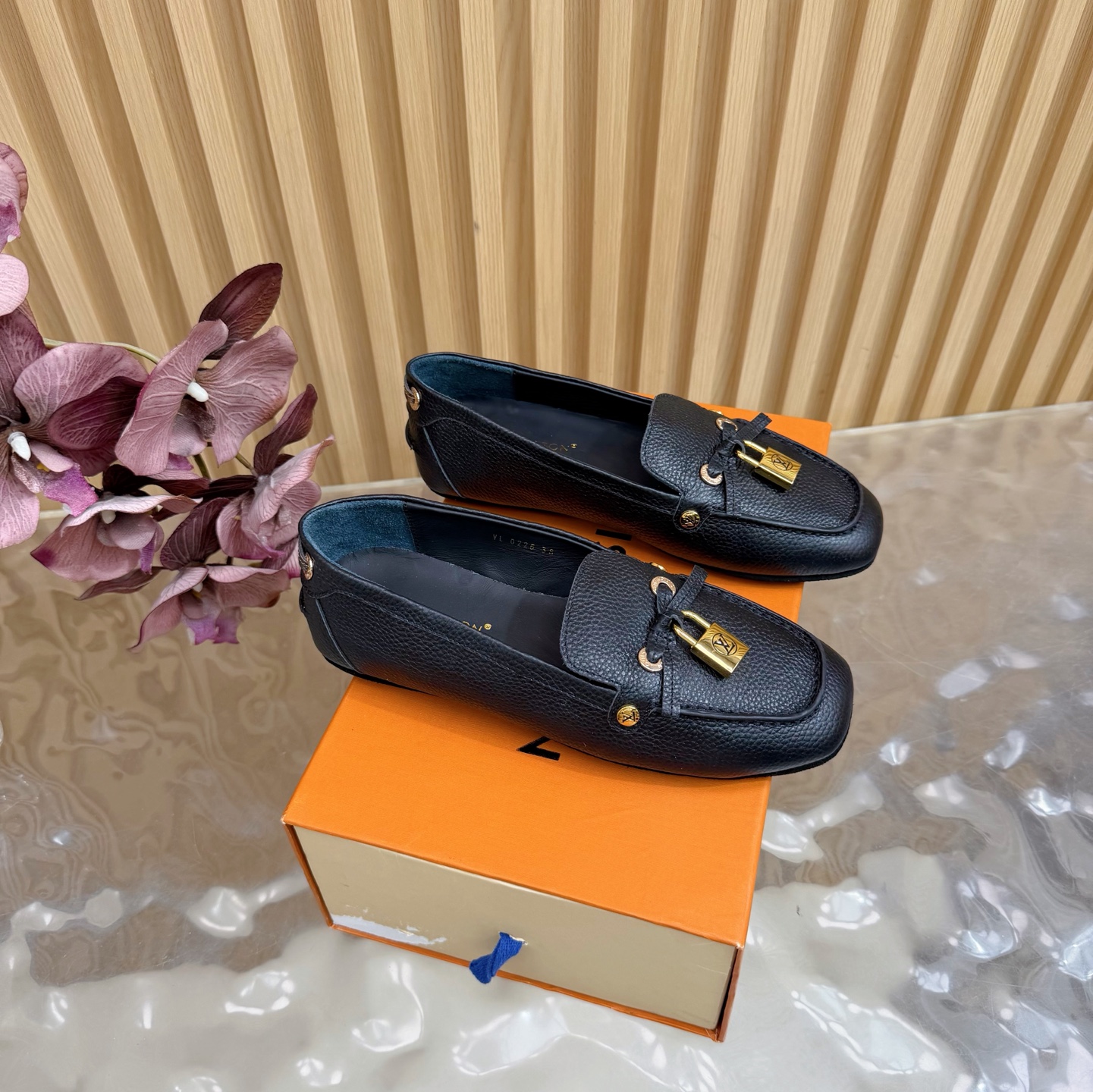 NO:646741,LOUIS VUITTON. Louis Vuitton LV classic luxury timeless lock hardware buckle beanie loafers classic reappearance —————————————— Encounter the art of Louis Vuitton’s loafers. From classic and timeless brown to bold and avant-garde silver and checkerboard, each pair is crafted with top-quality leather. The upper is embellished with the iconic golden lock, which can be closed with one click, showing a leisurely and unhurried luxury.  What struck me the most was the delicate golden lock!  The 'click' sound when opening and closing, perfect texture!  Whether paired with suit pants for a smart commuting style, paired with jeans for a casual look, or even paired with a mini skirt, it can hold up perfectly!  The fabric is made of high-quality first-layer cowhide, and the lining is cowhide. The soles are original and privately molded for customization. The exquisite shoe box at the packaging counter has a size of 35–42 (customized at 40.41.42), loafers, louis vuitton, louis vuitton, louis vuitton, loafers, skirts, jeans, business suit, cowhide.19860909LOUIS VUITTON.路易威登 LV经典奢华时光隽永 锁头五金扣豆豆乐福鞋 经典重现 ———————————————— 邂逅路易威登的乐福鞋艺术.从经典隽永的棕色 调,到大胆前卫的银色与棋盘格,每一双皆以顶级皮革匠心雕琢.鞋面点缀标志性金色锁扣,一按一合间,尽显从容不迫的奢华气度 最戳我的是那个精致的金色锁扣！开合间的“咔哒”声,质感满分！ 无论是搭配西装裤打造干练通勤风,还是配上牛仔裤走休闲路线,甚至是搭配小裙子,它都能完美hold住！ 面料优质头层牛皮 内里牛皮里 鞋底原版开私模定制 包装专柜精美鞋盒 码数35–42（40.41.42定制）,乐福鞋,louis vuitton,louis vuitton,louis vuitton,loafers,skirts,jeans,business suit,cowhide,Women's Shoes