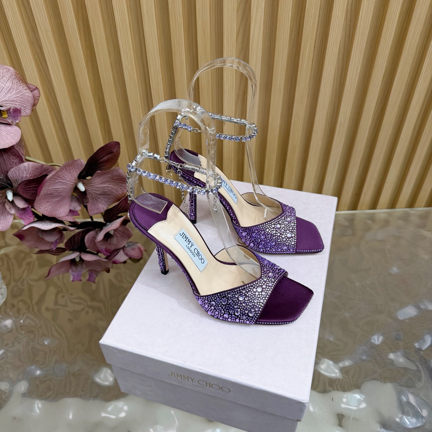 NO:646736,Rhinestone starry sky, market exclusive high version first release, new color matching, Jimmy Choo modern shoes, street style artifact SAE crystal chain high-heeled sandals, pointy drag series, colorful color matching hot diamond model, eye-catching rainbow wedding shoes —————————— (The whole shoe is made of Swarovski crystal hot diamond) Personalized sandal series, 99%  The unique individual, plus the outstanding inspiration of 1, perfect street photography, allowing you to make blockbusters in seconds. A little sparkle, dazzling light, romantic photos are ready, lighting up your good mood. The heels are all hand-hot diamonds, and the original custom-made crystal diamond necklace is densely inlaid, weaving a starlight curtain ————————————— The fabric is high-grade silk satin with hot diamonds, the inner material is fine lambskin, the outsole is Italian AAA grade cowhide, and the heel height is 10cm  Size 35-39 (40, 41, 42 are custom-made and non-returnable), high heels and sandals, jimmy choo, swarovski, sandals, high heels, necklace, cowhide, sheepskin, real silk19860909水钻星空 市场独家高版本首发 新配色 Jimmy Choo摩登鞋履,街拍神器SAE水晶链高跟凉鞋 尖拖系列 幻彩拼色烫钻款 夺目彩虹婚鞋 ———————————（整鞋采用施华洛世奇水晶烫钻）个性凉鞋系,99％ 的独特个体,添上1的出众灵感,满分街拍,让你分分秒秒出大片.点点闪耀,璀璨炫光,浪漫的写真就绪,照亮你的好心情.鞋跟都是手工烫钻,原版定制水晶钻项链密密镶嵌,织出星光幕布 ————————————— 面料高级真丝缎烫钻 内料上等小羊皮 大底意大利三A级牛皮底 跟高10cm 码数35－39（40、41、42 定做不退换）,高跟鞋凉鞋,jimmy choo,swarovski,sandals,high heels,necklace,cowhide,sheepskin,real silk,Women's Shoes