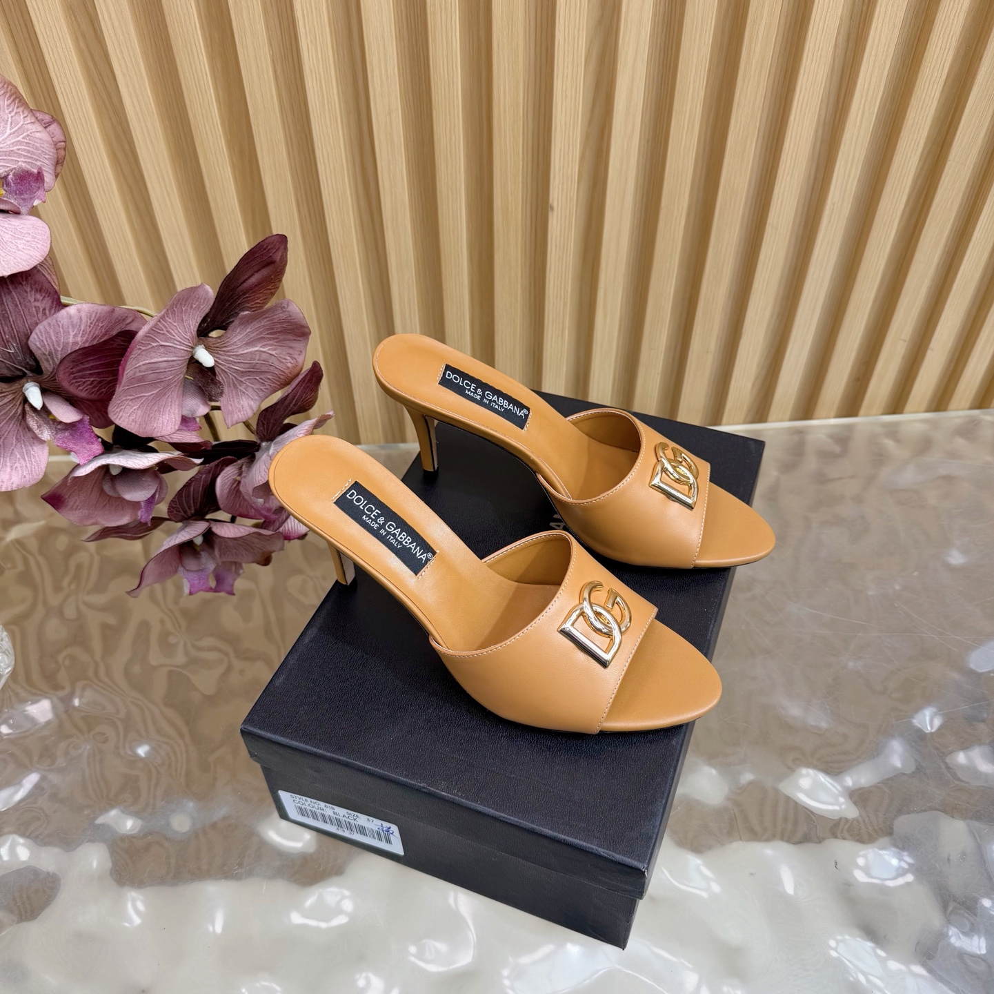 NO:648394,Dolce & Gabbana's beautiful retro sandals and Italian classic luxury high heels —————————— Full of firepower and unlimited creativity. Since Italian women are particularly particular about clothing and accessories, Dolce & Gabbana's design styles are quite gorgeous, ranging from retro fur bags to various knee-high socks embroidered with patterns, all of which have a strong Dolce & Gabbana flavor. Dolce & Gabbana's designs emphasize the combination of emotion, tradition and culture.  The emerald green cowhide leather shoe body is blessed with vivid heavy craftsmanship. The workmanship is super meticulous, with a metal buckle with rhinestones. Although the design is simple, it makes people unable to take their eyes off this pair of shoes. It is elegant and noble. The upper is cowhide, the lining is sheepskin, the heel height is 9cm, and the sole is leather. Size 35-39 (order 40.41·42), high-heeled shoes and slippers, Dolce&Gabbana, Dolce&Gabbana, high  heels,slippers,cowhide,sheepskin19860909杜嘉班纳Dolce&Gabbana绝美复古凉拖 意式经典奢华高跟鞋 ———————————— 火力全开、创意无限,由于意大利女性特别讲究穿着和饰品,所以Dolce&Gabbana的设计风格都相当华丽、小到皮草制的复古提包到各种绣满图案的及膝袜,都有极具浓厚的杜嘉班纳气息 杜嘉班纳的设计讲究情感、传统和文化的结合 祖母翡翠绿的牛皮鞋身,加持活灵活现的重工艺 做工是超级细致,搭配水钻的金属扣环,虽然设计简单,却让人对这双鞋移不开眼,优雅又高贵 鞋面牛皮 内里羊皮 跟高9cm 鞋底真皮 码数35-39（40.41·42订）,高跟鞋拖鞋,Dolce&Gabbana,Dolce&Gabbana,high heels,slippers,cowhide,sheepskin,Women's Shoes