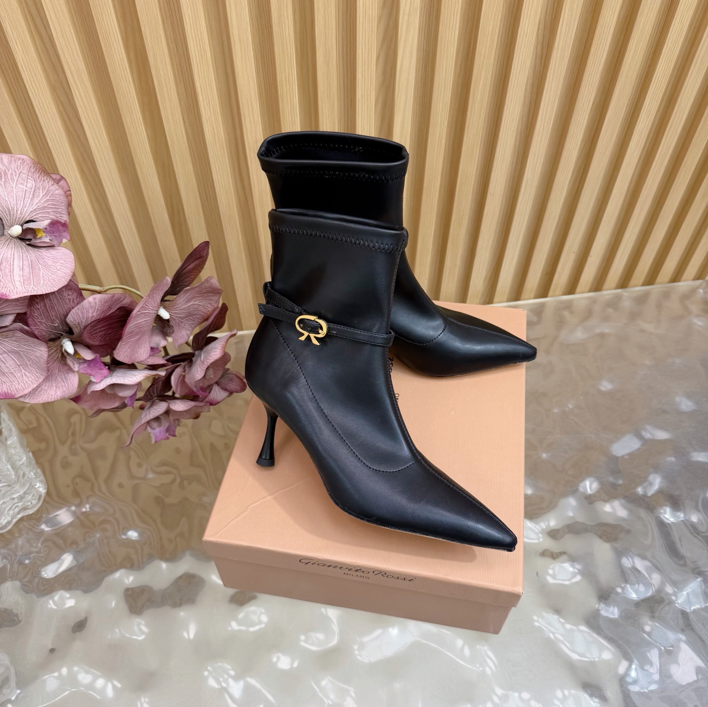 NO:648382,Gianvito Rossi 2025 new pointed-toe ankle boots and high-heeled short boots —————————— Its appearance is like the brightest star in the night sky. The classic style, eternal charm, and the electric embroidery pattern add a dreamy color to it. Every step takes confidence and elegance, as if telling the immortal legend of fashion. Owning it means owning the entire fashion every day. _____________________________ * Upper cowhide * Foot pad Sheepskin *  Sole: Genuine leather outsole * Heel height 8cm * Size: 34–42 (34 40 41 42 is custom-made and non-refundable), boots, boots, cowhide, sheepskin, Leather soles19860909Gianvito Rossi 2025新款尖头踝靴 高跟短靴 ———————————— 它的出现就像夜空中最璀璨的星辰 经典的款式,永恒的魅力,电绣的图案更是为其增添了梦幻的色彩 每一步都踏出自信与优雅,仿佛在诉说着时尚的不朽传奇.拥有它,便是拥有了整个时尚的每一天. _____________________________ * 鞋面 牛皮 * 垫脚 羊皮 * 鞋底 真皮大底 * 跟高 8cm * 码数:34–42（34 40 41 42 定做不退换）,靴子,boots,cowhide,sheepskin,Leather soles,Women's Shoes