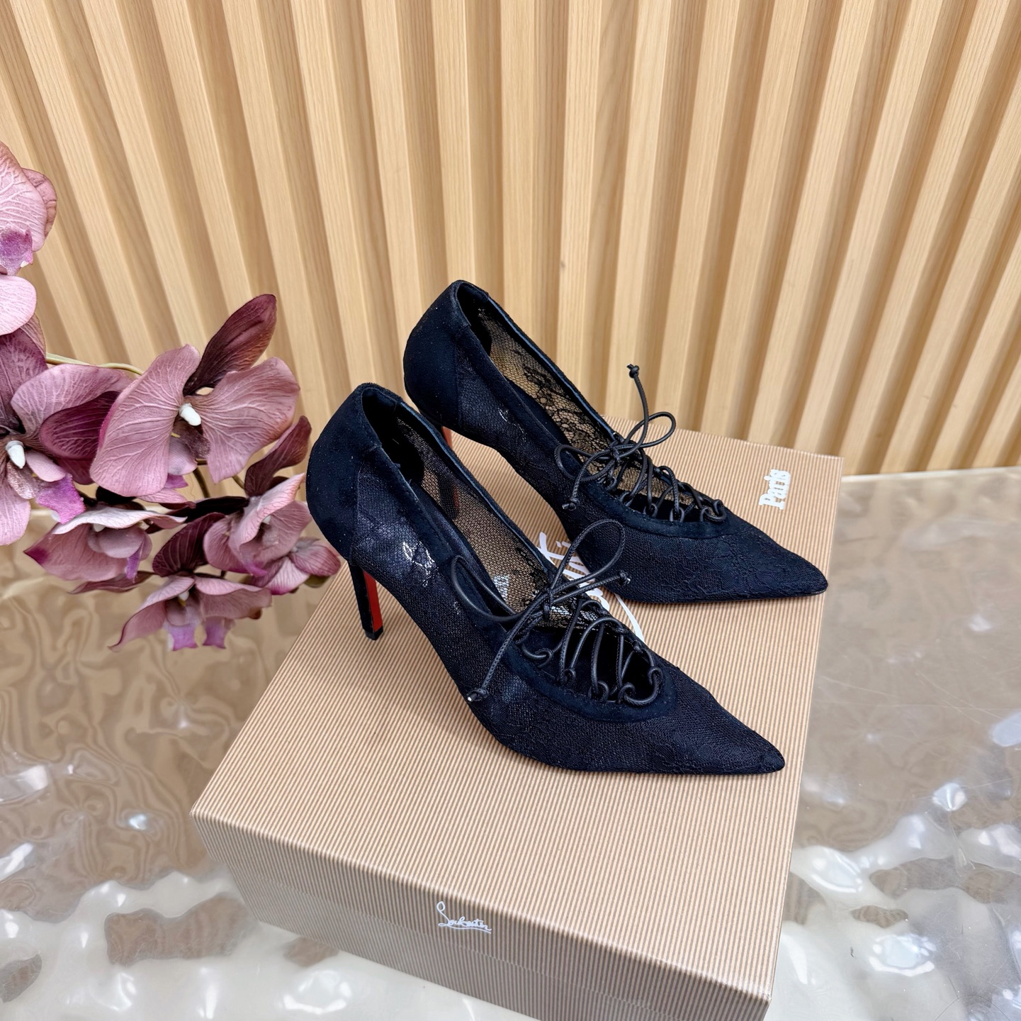 NO:648378,Christian Louboutin | 2025s original CL new show style lace high heels ~ Fashion catwalk red-soled sandals ———————————— New red-soled metal and fiery rose high-heeled shoes There is nothing to say, they are completely beautiful and crazy #fatal temptation Upper: Beautiful new style, blooming roses on the toes, sewn from petals into flowers, and inlaid with crystals are all hand-sewn. The upper feet are exquisite and attractive. The material is lace, and the lining is sheepskin. The outsole is original imported top-quality leather outsole.  Size35–41 (.40.41.) Customized, non-refundable, heel height 10.5cm, high heels and slippers, christian louboutin, sandals, high heels, slippers, sheepskin, Leather soles19860909Christian Louboutin | 2025s原版CL全新秀款蕾丝高跟鞋～ 时装走秀红底凉鞋 ———————————— 新款红底金属跟火红玫瑰高跟鞋 没什么好说的就是一整个美疯#致命的诱惑 鞋面:绝美的新款,盛放足尖上的玫瑰,从花瓣缝制为花朵,在到水晶的镶嵌均全部纯手工缝制 上脚精致逼人 材质蕾丝 内里羊皮里 大底原版进口顶级真皮大底 Size35–41（.40.41.）订做不退换 跟高10.5cm,高跟鞋拖鞋,christian louboutin,sandals,high heels,slippers,sheepskin,Leather soles,Women's Shoes