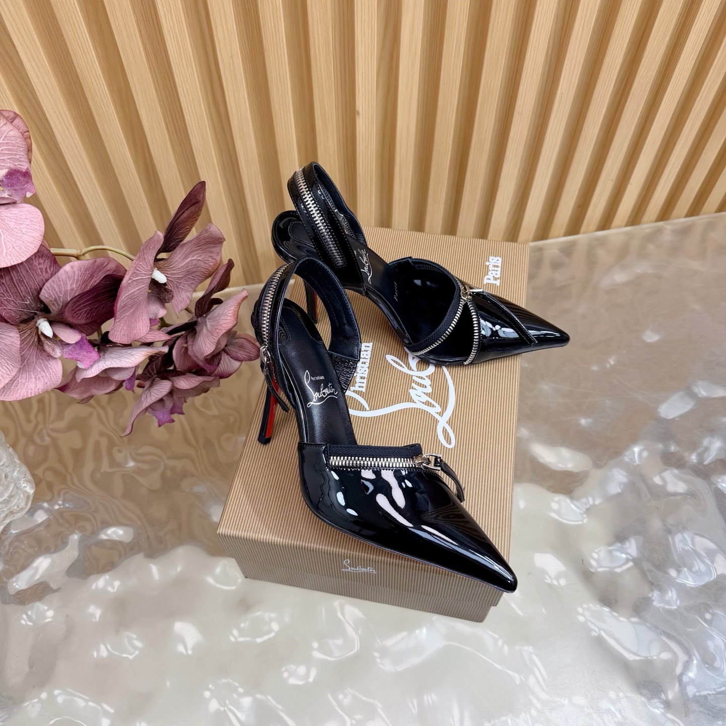 NO:651534,Top version of Christian Louboutin | 2025s original CL new show high heels~ Fashion catwalk red-soled sandals ———————————— New red-soled metal and fiery rose high-heeled shoes There is nothing to say, they are completely beautiful and crazy #fatal temptation. Upper: beautiful new style, with roses in full bloom on the toes, sewn from petals into flowers, and inlaid with crystals, all hand-stitched. The upper foot is exquisite and attractive. The material is imported patent leather, and the lining is sheepskin.  Outsole Original imported top quality genuine leather outsole Size 35–42 (35.40.41.42) Customized and non-refundable Heel height 10cm, high heels sandals, christian louboutin, sandals, high heels, sheepskin, Leather soles19860909顶级版Christian Louboutin | 2025s原版CL全新秀款高跟鞋～ 时装走秀红底凉鞋 ———————————— 新款红底金属跟火红玫瑰高跟鞋 没什么好说的就是一整个美疯#致命的诱惑 鞋面:绝美的新款,盛放足尖上的玫瑰,从花瓣缝制为花朵,在到水晶的镶嵌均全部纯手工缝制 上脚精致逼人 材质进口漆皮 内里羊皮里 大底原版进口顶级真皮大底 Size35–42（35.40.41.42）订做不退换 跟高10cm,高跟鞋凉鞋,christian louboutin,sandals,high heels,sheepskin,Leather soles,Women's Shoes