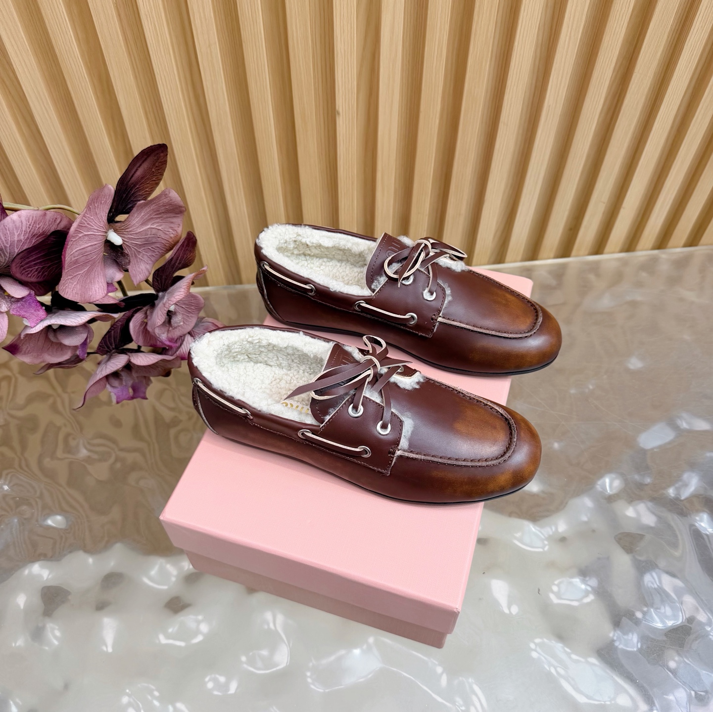 NO:651526,MiuMiu 2025 color-washed lace-up eyelet flat-soled beanie shoes, tassel catwalk new style, retro small leather loafers, wool-lined beanie shoes —————————— Retro fashion, simple and advanced, casual matching, very comfortable on the feet, a must-have for the year!  Super heavy, each pair has a unique polished color. The upper is original aged polished cowhide. The lining is wool. The outsole is original. Size 34-41 (customized at 34.40.41), loafers, miumiu, loafers, cowhide.19860909MiuMiu缪缪2025擦色系带鸡眼平底豆豆鞋 流苏走秀新款 .复古小皮鞋乐福鞋 羊毛里豆豆鞋 —————————— 复古时尚 简约高级 随意搭配 上脚非常舒适,年度必入款！超级重每一双都是独一无二的擦色 鞋面原版做旧擦色牛皮 内里羊毛 大底原版大底 码数34-41码（34.40.41定制）,乐福鞋,miumiu,loafers,cowhide,Women's Shoes