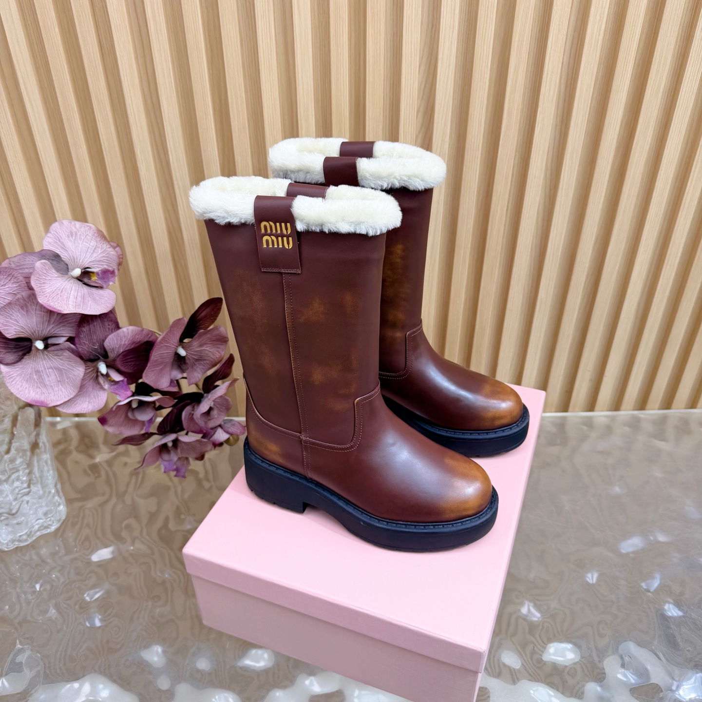 NO:651518,10 inches——Maoli Pili MiuMiu Miu Miu’s new autumn and winter catwalk boots. This year’s most worth buying boots!  Major internet celebrities are wearing Miumiu's autumn and winter limited edition this year. It's very hard to buy at counters. It looks hard, but it's actually very soft and easy to wear!  The feet feel great!  The boots are wide, no matter whether your legs are thick or thin, you can wear them with a loose feeling and make your legs look very straight!  !  Full of punk style!  Fabric: Italian imported cowhide/nubuck leather, inner cowhide lining/wool lining, outsole: Italian one-piece outsole, size 35-41 (40.40 custom made, non-refundable, non-exchangeable), snow boots, miumiu, boots, cowhide1986090910寸———毛里 皮里 MiuMiu 缪缪秋冬走秀新款长靴.今年最值得入手的靴子 没有之一！各大网红明星上脚 miumiu今年 秋冬限定款 ,专柜非常难买 看着很硬的样子 其实非常软巨好穿！脚感超赞！ 靴筒宽大 不管腿粗腿细 都能穿出宽松感而且非常显腿直！！朋克风十足！ 面料: 意大利进口牛皮/磨砂皮 内里牛里 /毛里 大底: 意大利一体成型大底 码数35-41（40.40定做不退不换）,雪地靴,miumiu,boots,cowhide,Women's Shoes