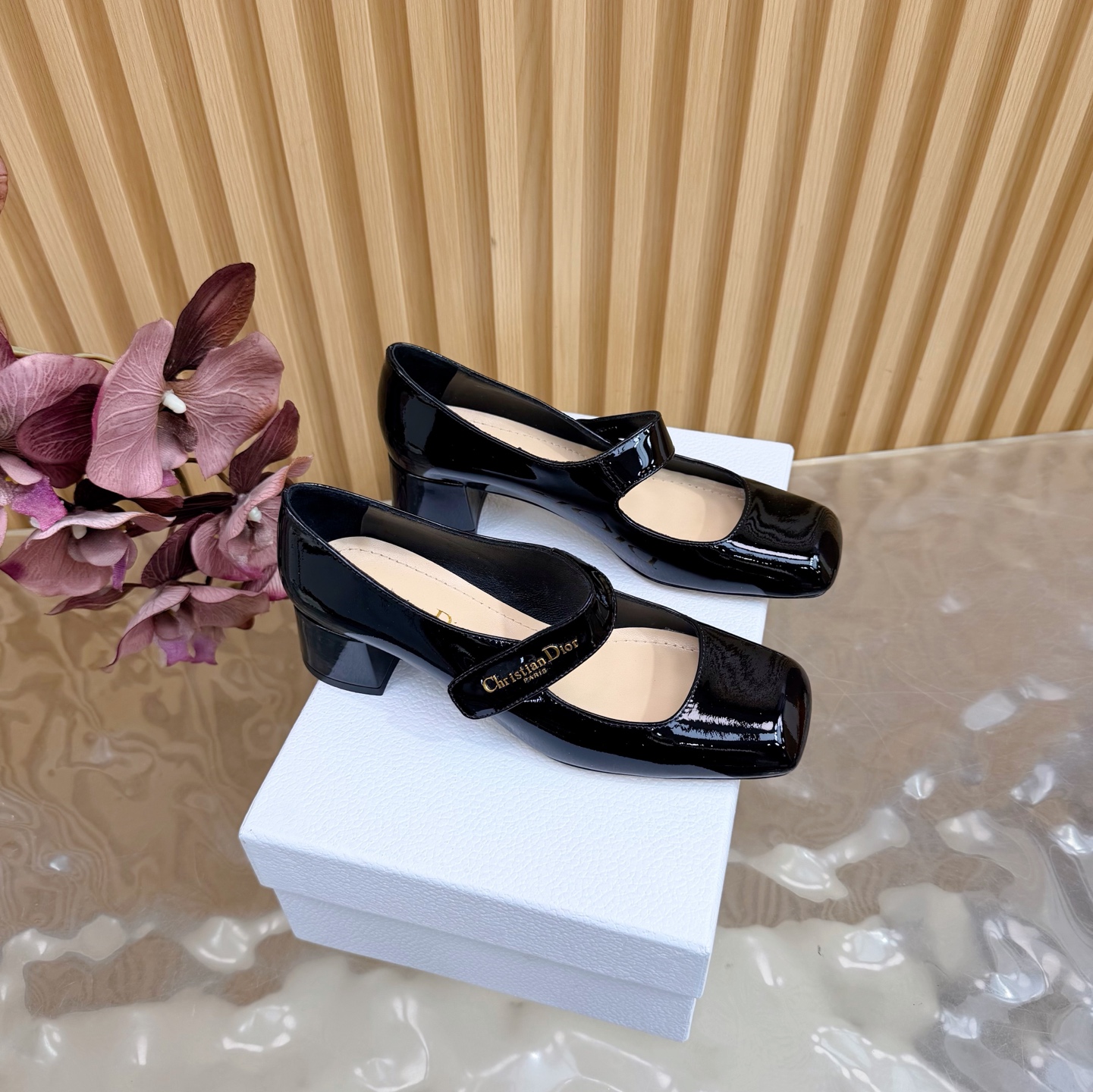 NO:651510,DIOR/ Spring and summer new block heel square toe Mary Jane single shoes and high heels —————————— Continue the timeless classics of D family!  This shoe is low-key yet gorgeous, sexy yet not ostentatious. The shape of the shoe is a delicate style that everyone loves. It is very slim. The entire curvature of the side perfectly shows the curve of the foot. It has a mature feminine flavor but also a lively girlish feel. It looks so good on the foot. It is worth recommending. Go material. Patent leather upper, mixed sheepskin lining. Outsole imported from Italy. Cow leather outsole. Heel height 5.5cm. Size 35-39 (40/41/42).  Customization is not returnable), single shoes, dior, dior, mary jane, high heels, cowhide, sheepskin19860909DIOR/ 春夏新品粗跟方头 玛丽珍单鞋高跟鞋 ——————————— 延续D家永恒经典！这款鞋低调不失华丽 性感又不显张扬 鞋型是大家都爱的秀气款 非常非常显瘦 侧面整个弧度将脚部曲线完美展现 既有成熟女人味 又不乏一丝活泼少女感, 上脚也太好看了,值得推荐 Go 材质 鞋面漆皮 内里混种羊皮 大底意大利进口牛皮大底 跟高5.5cm 码数35-39（40/41/42 定制不退换）,单鞋,dior,dior,mary jane,high heels,cowhide,sheepskin,Women's Shoes