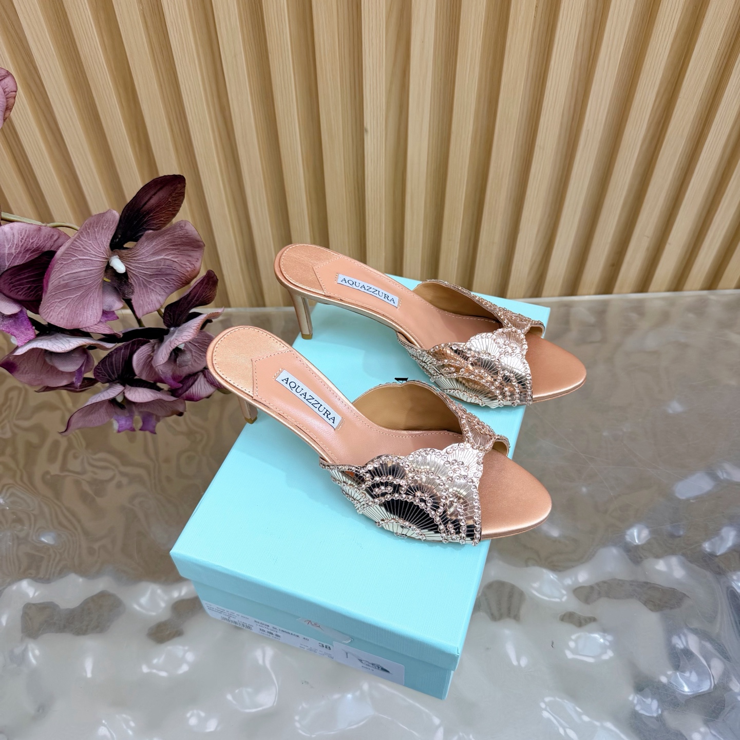 NO:651502,————Upgraded version———— AQUAZZURA big pineapple sequin decorated laser high heels —————————————— The latest spring and summer butterfly decorated thick heel sandals. The upper foot is super elegant. It is both simple and fashionable. It is too flashy and beautiful. It takes beauty to a new level!  Cross design, full of fashion sense. Simple version and strap design. Big bloggers from all over the world are wearing it. ZP develops and customizes the correct fabric. With super flashy new upgraded sequin decoration. Height 7.5cm. Material imported sheepskin. Sole imported genuine leather outsole. Butterfly original one-to-one customization. Number of yards 36-39 (35.40.41.42 can be customized). Full set of original packaging, high heels and slippers, sandals, high  heels,slippers,sheepskin,Leather soles19860909——————升级改造版本———— AQUAZZURA大菠萝亮片装饰激光高跟鞋 ————————————— 春夏最新款蝴蝶装饰粗跟凉鞋 上脚超级有气质· 既简洁又时髦 太闪太美啦 美出出新高度！ 交叉设计,时尚感满满 简约版型,绑带设计 各路大博主都纷纷上脚 ZP开发、订制正确面料 搭配超闪全新升级亮片装饰 高度7.5cm 材料进口羊皮 鞋底进口真皮大底 蝴蝶原版一比一定制 码数36-39（35.40.41.42可定做） 包装全套原版包装,高跟鞋拖鞋,sandals,high heels,slippers,sheepskin,Leather soles,Women's Shoes