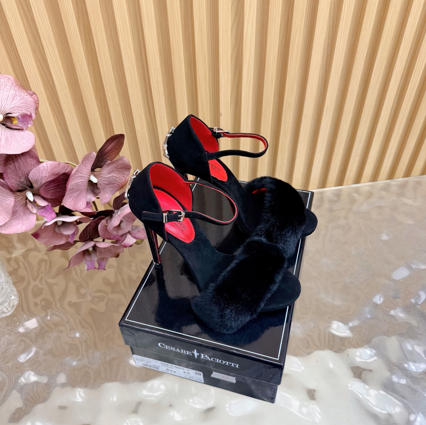 NO:651494,If I must be burdened by high heels, then I want Cesare Paciotti. 'The sharp knife that penetrates the heart.' Cesare Paciotti dagger high heels. Out-of-print high-heeled shoes with heavy investment in mold making and plate matching. The whole series of products will be released one after another. If I must be burdened by high heels, I hope it is Cesare Paciotti. The upper is sheep leather. The lining is cowhide. The foot pads are cowhide. The heel height is 12cm and the platform is 2cm.  Size 35-43 (ordered at 40.41.42.43), high heels sandals, sandals, high heels, cowhide, sheep19860909如果一定要受高跟鞋的累 那我就要Cesare Paciotti “插入心脏的利刃” Cesare Paciotti 匕首高跟鞋 绝版重金开模,对版工艺 全系列产品陆续发售 如果一定要受高跟鞋的罪  我希望是Cesare Paciotti 鞋面羊京 内里牛皮 垫脚牛皮 跟高12cm 水台2cm 码数35-43（40.41.42.43订）,高跟鞋凉鞋,sandals,high heels,cowhide,sheep,Women's Shoes