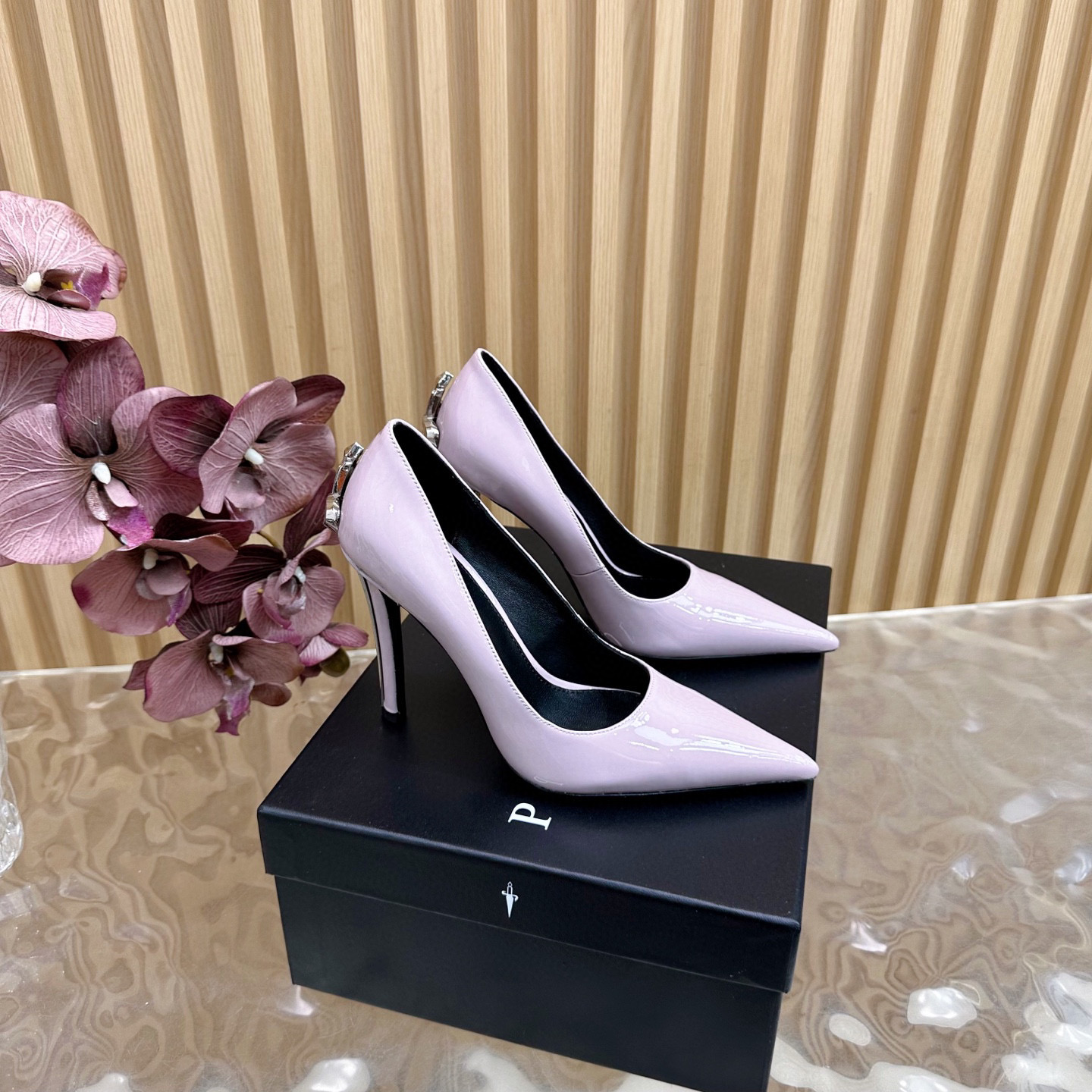 NO:651486,If I must be burdened by high heels, then I want Cesare Paciotti. 'The sharp knife that penetrates the heart.' Cesare Paciotti dagger high heels. Out-of-print high-heeled shoes with heavy investment in mold making and plate matching. The whole series of products will be released one after another. If I must be burdened by high heels, I hope it is Cesare Paciotti. The upper is Yangjing/patent leather, the lining is cowhide, the foot pads are cowhide, and the heel height is 10.5cm.  Size 35-43 (ordered at 40.41.42.43), high heels, single shoes, high heels, cowhide, sheep19860909如果一定要受高跟鞋的累 那我就要Cesare Paciotti “插入心脏的利刃” Cesare Paciotti 匕首高跟鞋 绝版重金开模,对版工艺 全系列产品陆续发售 如果一定要受高跟鞋的罪  我希望是Cesare Paciotti 鞋面羊京/漆皮 内里牛皮 垫脚牛皮 跟高10.5cm 码数35-43（40.41.42.43订）,高跟鞋单鞋,high heels,cowhide,sheep,Women's Shoes