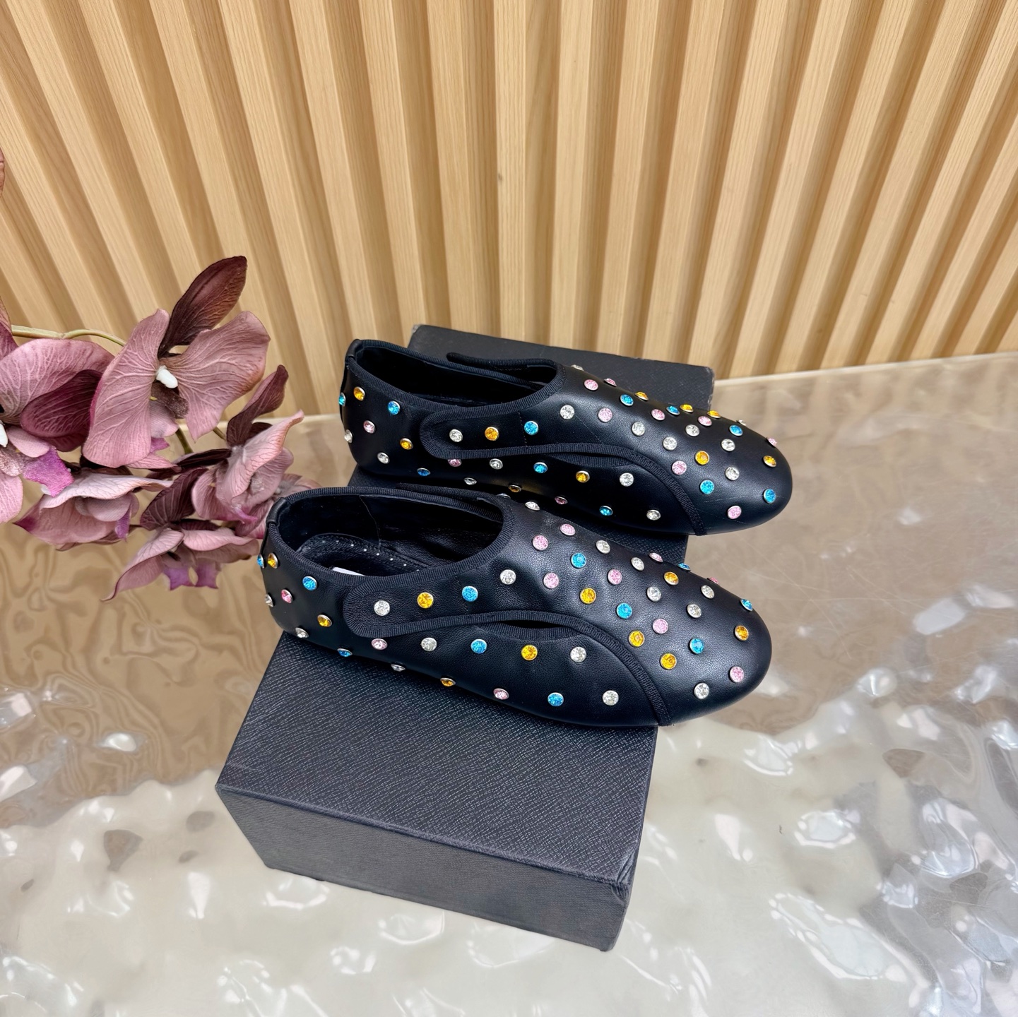 NO:651457,New runway model ALAIA at the counter | French high-end first-line haute couture brand New retro rivet laser hollow shoes ———————————— AzzedineAlaia: the last craftsman in the fashion industry, the king of tailoring who is only loyal to showing off women’s body curves. The brand Alaia, founded in 1979, has always been selling stylish women’s shoes with full fashion sense. Upper sheep leather/cowhide, inner sheepskin, sole original rubber sole  Size 35-42 (40.41.42 customized) Packaging Alaia original packaging, loafers, alaia, loafers, cowhide, sheepskin, sheep19860909专柜新款走秀款ALAIA｜法国高端一线高定品牌 新款复古铆钉激光镂空 单鞋 —————————————— AzzedineAlaia:时尚界最后的手艺人 只忠于展现女性身体曲线的裁剪之王 始创于1979年的品牌Alaia 一直主售时装感十足的型格女鞋 鞋面羊京/牛皮 内里羊皮 鞋底原版橡胶底 码数35-42（40.41.42定制） 包装Alaia原版包装,乐福鞋,alaia,loafers,cowhide,sheepskin,sheep,Women's Shoes