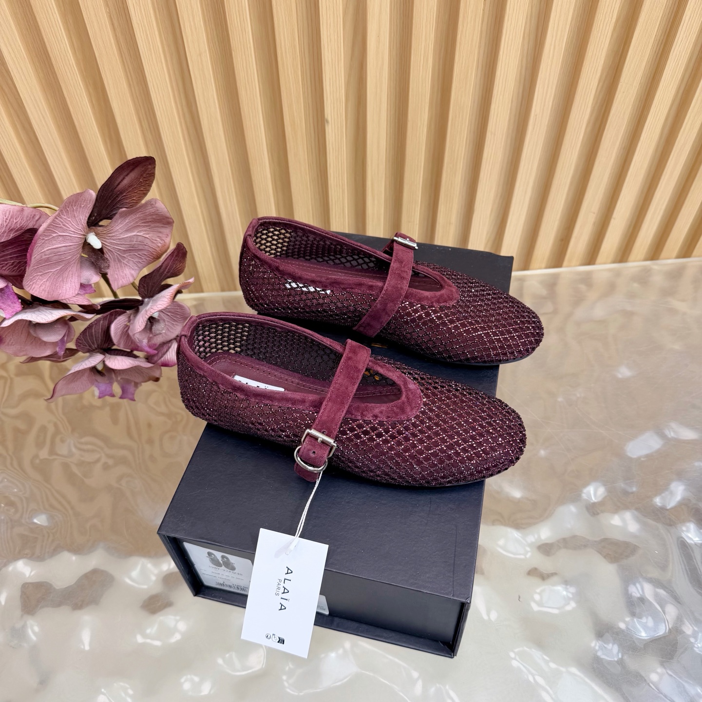 NO:651445,New catwalk model ALAIA in the counter | French high-end first-line haute couture brand New retro rivet laser hollow shoes ———————————— AzzedineAlaia: the last craftsman in the fashion industry, the king of tailoring who is only loyal to showing off the female body curves. The brand Alaia, founded in 1979, has always been selling stylish women’s shoes with a full sense of fashion. The upper is meshed with mesh, the inner sheepskin, and the sole is original rubber sole.  Size 35-43 (40.41.42.43 customized) Packaging Alaia original packaging, ballet shoes, alaia, sheepskin19860909专柜新款走秀款ALAIA｜法国高端一线高定品牌 新款复古铆钉激光镂空 单鞋 —————————————— AzzedineAlaia:时尚界最后的手艺人 只忠于展现女性身体曲线的裁剪之王 始创于1979年的品牌Alaia 一直主售时装感十足的型格女鞋 鞋面网钻 内里羊皮 鞋底原版橡胶底 码数35-43（40.41.42.43定制） 包装Alaia原版包装,芭蕾舞鞋,alaia,sheepskin,Women's Shoes