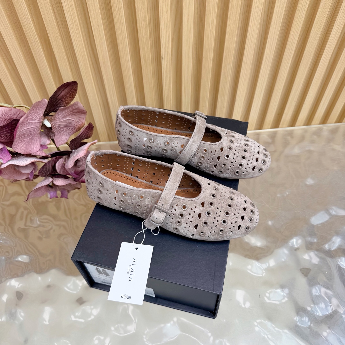 NO:651451,New runway model ALAIA at the counter | French high-end first-line haute couture brand New retro rivet laser hollow shoes —————————————— AzzedineAlaia: the last craftsman in the fashion industry, the king of tailoring who is only loyal to showing off the female body curves. The brand Alaia, founded in 1979, has always been selling stylish women’s shoes with a full sense of fashion. The upper is sheepskin, the lining is sheepskin, and the sole is original rubber sole.  Size 35-43 (40.41.42.43 customized) Packaging Alaia original packaging, ballet shoes, alaia, sheepskin, sheep19860909专柜新款走秀款ALAIA｜法国高端一线高定品牌 新款复古铆钉激光镂空 单鞋 —————————————— AzzedineAlaia:时尚界最后的手艺人 只忠于展现女性身体曲线的裁剪之王 始创于1979年的品牌Alaia 一直主售时装感十足的型格女鞋 鞋面羊京 内里羊皮 鞋底原版橡胶底 码数35-43（40.41.42.43定制） 包装Alaia原版包装,芭蕾舞鞋,alaia,sheepskin,sheep,Women's Shoes