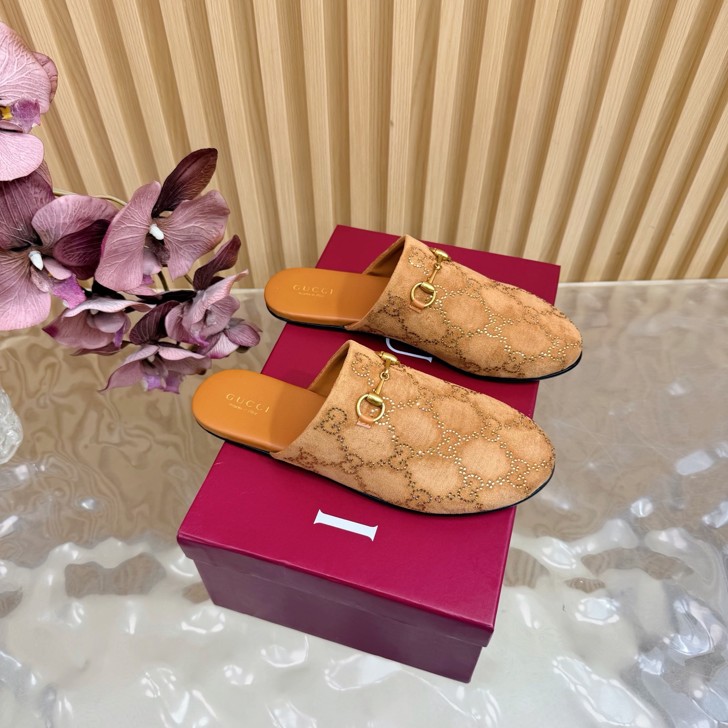 NO:651439,Summer Gucci's latest D-shaped light gold horsebit velvet half-flop —————————————— This women's thong sandals are paired with classic big D new horsebit details and gold-toned accessories, highlighting the brand heritage and showing a unique charm. Made of exquisite sheepskin, the design is elegant yet casual. It is a refreshing and ideal item for warm season styles. Top version, welcome to compare. Original 1:1 replica. Please pay attention to our authenticity guarantee. The upper is imported velvet hot diamond  Lining/foot-padded lambskin, genuine leather sole, size 35-42 (41/40/42/customized, non-refundable), half drag, gucci, sandals, sheepskin19860909夏季 Gucci 最新D字浅金马衔扣丝绒半拖 ————————————— 这款女士夹趾凉鞋搭配饰经典大D新马衔扣细节金色调配件,彰显品牌传承,尽显别样魅力.采用精致羊皮打造,设计优雅而不失随性,是暖季造型的清爽理想单品 顶级版本、欢迎比对. 原版1:1复刻 注意请认准咱家正品保证 鞋面进口丝绒烫钻 内里/垫脚小羊皮 鞋底真皮底 配码35-42（41/40/42/定做不退换）,半拖,gucci,sandals,sheepskin,Women's Shoes