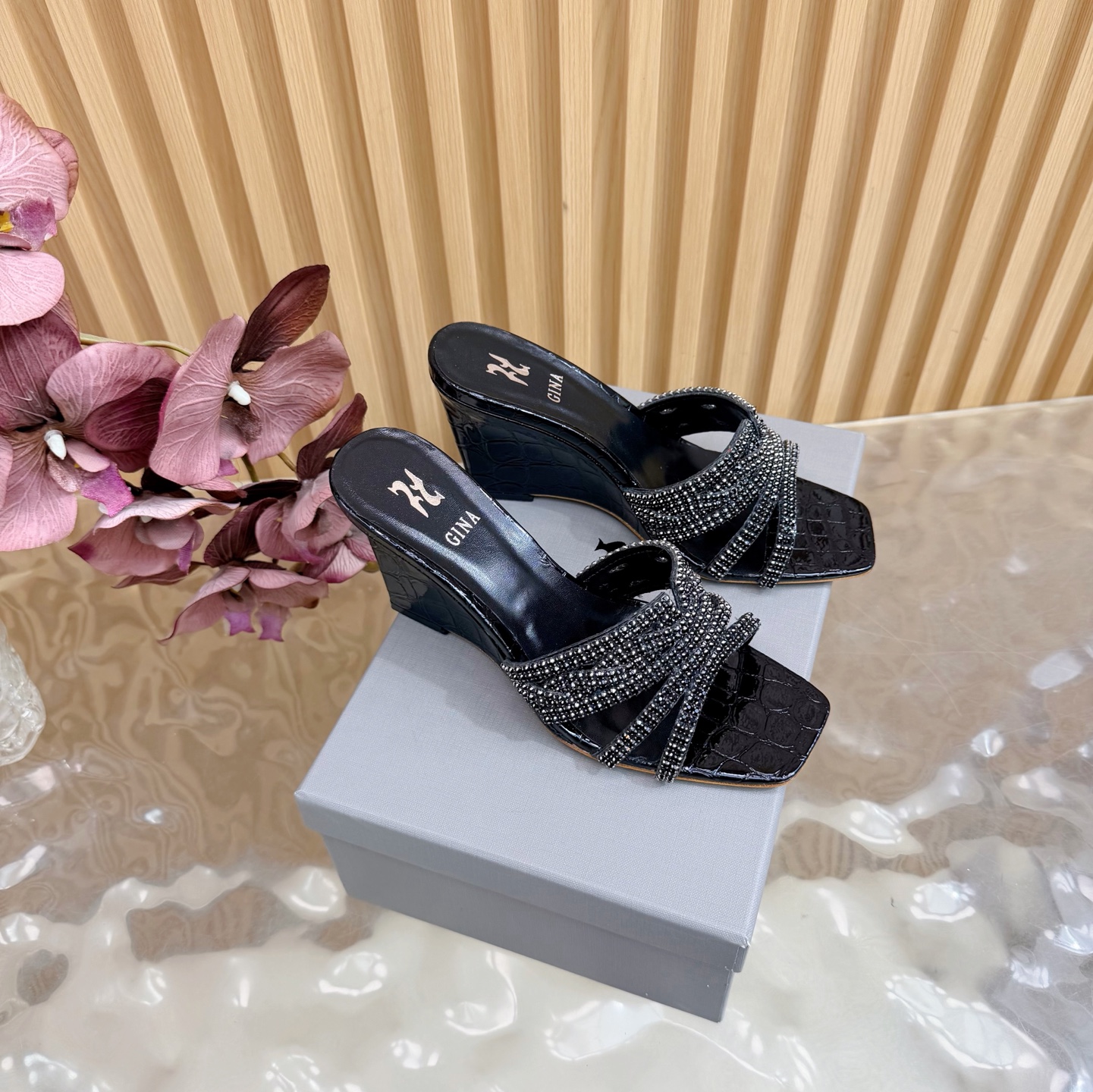 NO:651432,/SS GINA The latest diamond-faced high-heeled sandals, fashionable sandals, original development and design —————————— The highest version of handmade diamond sandals on the market. The most classic, real handmade diamonds. Even the number of stitches and threads is the same as the original version, handmade by masters!  Comfortable and not tiring for the feet. High-end customization, exclusive products, the highest version in the industry. Uppers imported rhinestones + patent leather outsole Italian genuine leather outsole ~~ ━━━━GINA━━━━━ size 35-43 (40.41.42.43 custom-made, non-returnable) height 9cm, high heels sandals, sandals, high heels, Leather soles19860909/SS GINA 吉娜 最新款钻面高跟凉拖 时尚凉鞋,原版开发设计 ——————————— 市场最高版本纯手工钻拖 经典之最,真正的手工钻石 连针线走线数量都和原版一样, 大师级纯手工打造 ！上脚舒适不累脚 高端定制,独家产品,行业最高版本 鞋面进口水钻+漆皮 大底意大利真皮大底 ～～ ━━━━GINA━━━━━ size 35-43（40.41.42.43定做不退换） height 9cm,高跟鞋凉鞋,sandals,high heels,Leather soles,Women's Shoes