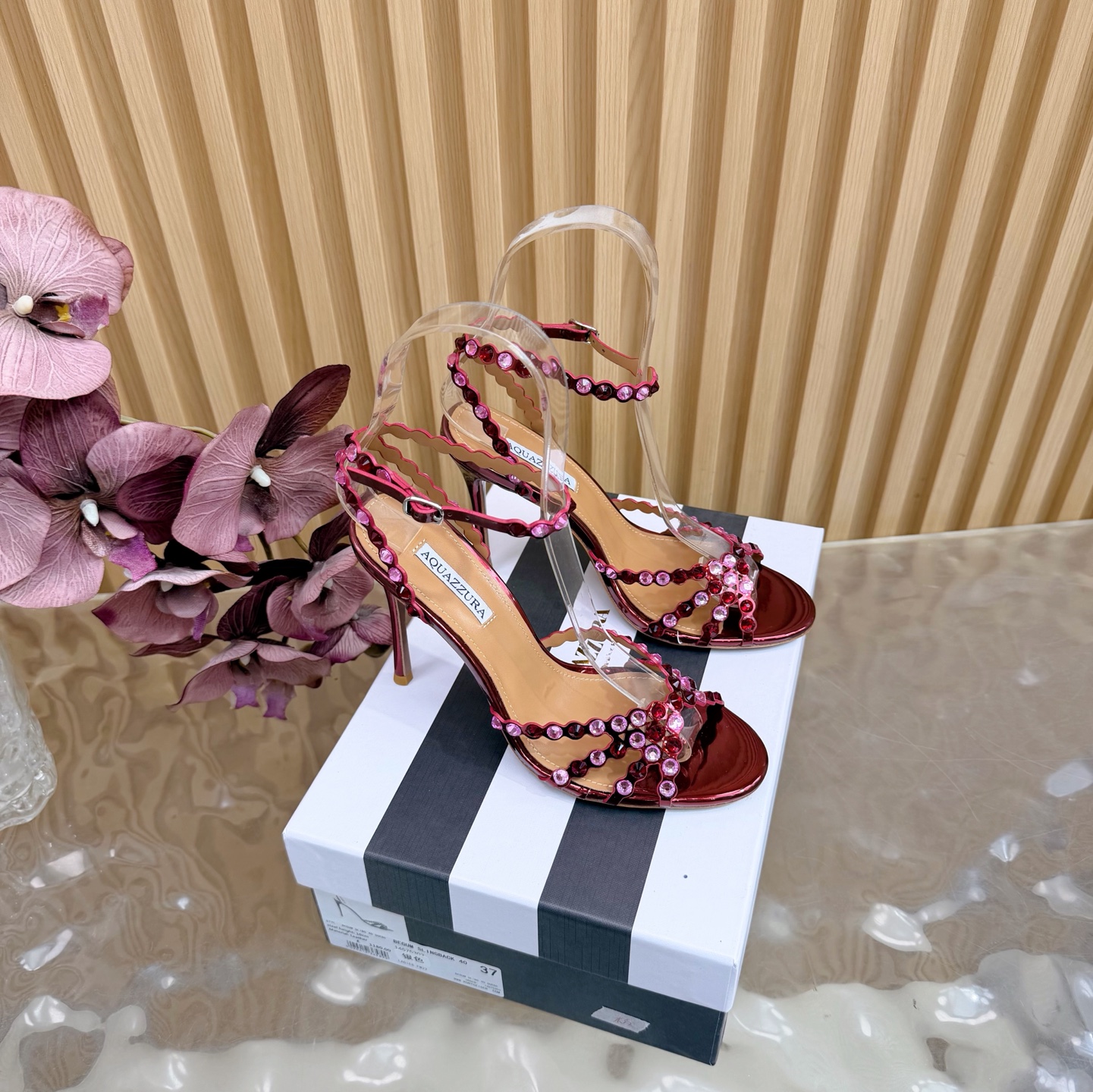 NO:651425,[Aquazzura] New top version of pineapple women's hot diamond high-heeled sandals original 1:1 molded heels!  Swarovski rhinestones shine brightly —————————— Imported sheepskin is matched with the original molded heel, simple and elegant. It makes the shoes more feminine, and the design is suitable for parties. It is suitable for all kinds of skirts, dresses, evening dresses, and night clubs. The heel height is matched with Swarovski rhinestones. It looks noble in any occasion. * Complete package. * Upper Sheep leather/cowhide * Lining sheepskin * Sole Italian leather outsole * Heel height 10cm  * Size 36–43 (40, 41, 42 customized, non-refundable), high heels and sandals, swarovski, sandals, high heels, skirts, cowhide, sheepskin, sheep, Leather soles19860909【Aquazzura】 新款顶级版本菠萝女士烫钻 高跟凉鞋原版1比1开模鞋跟！施华洛世奇水钻,闪耀光芒 —————————— 进口羊皮搭配原版开模鞋跟,简单大方 .使鞋子更有女人味,适合派对的设计适用各种套裙,于连衣裙晚礼服,夜场各种款式 跟高搭配施华洛世奇水钻.任何场合都显高贵气质 * 全套包装. * 鞋面 羊京/牛皮 * 衬里 羊皮 * 鞋底 意大利真皮大底 * 跟高 10cm * 码数 36–43（40、41、42订做不退换）,高跟鞋凉鞋,swarovski,sandals,high heels,skirts,cowhide,sheepskin,sheep,Leather soles,Women's Shoes