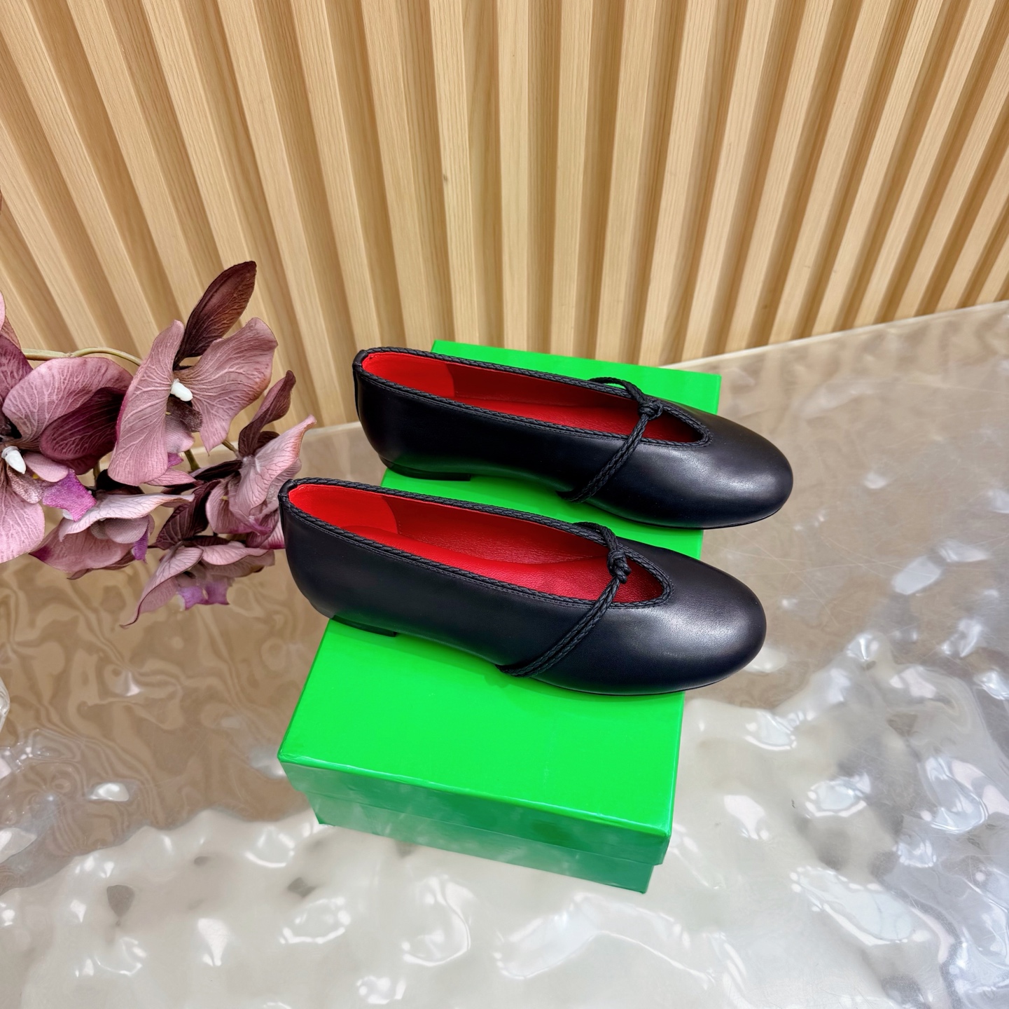 NO:651418,The top version of Bottega Venet* granny shoes —————————— Bottega BV’s latest Adamo series women’s two-wear loafers Original purchase, development, production Inspired by the free and casual retro style of the 1990s, Bottega Veneta launches a new unisex loafer Adamo series  While ensuring casual comfort, there is no shortage of fine carvings in styling design to achieve a light foot feel. The exquisite and avant-garde design brings a new interpretation, paying tribute to individual style in the collision of function and silhouette, creating a timeless style. 'Dynamic' is one of Matthieu Blazy's important design concepts. While being comfortable to wear, it can also elegantly modify the foot lines, and can be freely matched with trousers or shorts to easily control a variety of daily styles. /About material./ FABRIC CONTENT Fabric: Cowhide  Sole: Original leather outsole Size: 35-41 (40/41 customized, non-returnable), ballet shoes, bottega veneta, bottega veneta, bottega veneta, loafers, shorts, cowhide, Leather soles19860909顶级版本Bottega Venet* 奶奶单鞋 ———————————— 葆蝶家BV最新款Adamo系列 女款两穿乐福鞋 原版购入开发 做货 Bottega Veneta 以 90年代自由随性的复古风格为灵感,推出全新的中性乐福鞋 Adamo 系列 在保证休闲舒适的同时,不乏造型设计的精细雕琢,以此实现轻盈的脚感.以精致前卫的设计带来全新的演绎,在功能与廓形的碰撞中致敬个性风采、打造永不过时的造型风格.动态”是Matthieu Blazy 的重要设计理念之一. 在穿着舒适的同时,还可以优雅修饰足部线条,更能自由搭配裤装或短裤、轻松驾驭多种日常风格  . /关于材质./ FABRIC CONTENT 面料 : 牛皮 鞋底 : 原版真皮大底 Size : 35-41（40/41定做不退换）,芭蕾舞鞋,bottega veneta,bottega veneta,bottega veneta,loafers,shorts,cowhide,Leather soles,Women's Shoes