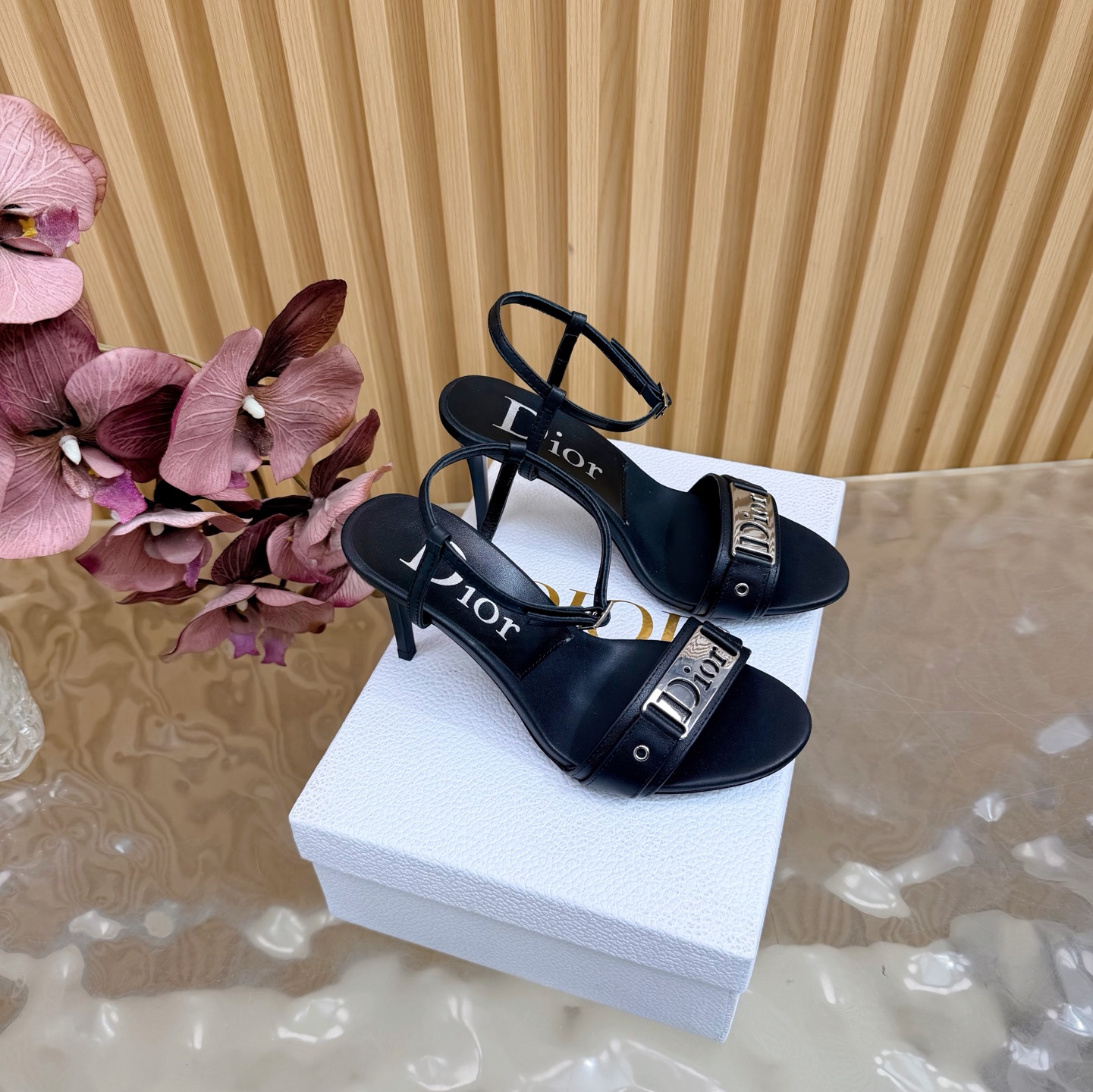 NO:651410,All girls!  This is the one you must keep for yourself. DIOR/Spring and summer new arrivals with mid-century style will make girls’ hearts pop. This one is exactly what girls like. Half-drag high heels —————————Continue the D family’s timeless classics!  This shoe is low-key yet gorgeous, sexy yet not ostentatious. The shape of the shoe is a delicate style that everyone loves. It is very slim. The entire curvature of the side perfectly shows the curve of the foot. It has both mature femininity and a lively girly feel. It looks so good on the foot. It is worth recommending. Go Material: Cowhide upper, mixed sheepskin lining, outsole, imported cowhide outsole from Italy, heel height 8.5cm  Size 35–42 (40/41/42 customized, non-returnable), high heels and sandals, dior, dior, sandals, high heels, cowhide, sheepskin19860909所有女生！你必须自留的一款哦 DIOR/ 春夏新品中古风 少女心爆棚 这款完全长在女生喜欢的点上 半拖高跟鞋 ——————————— 延续D家永恒经典！这款鞋低调不失华丽 性感又不显张扬 鞋型是大家都爱的秀气款 非常非常显瘦 侧面整个弧度将脚部曲线完美展现 既有成熟女人味 又不乏一丝活泼少女感, 上脚也太好看了,值得推荐 Go 材质 鞋面牛皮 内里混种羊皮 大底意大利进口牛皮大底 跟高8.5cm 码数35–42（40/41/42定制不退换）,高跟鞋凉鞋,dior,dior,sandals,high heels,cowhide,sheepskin,Women's Shoes