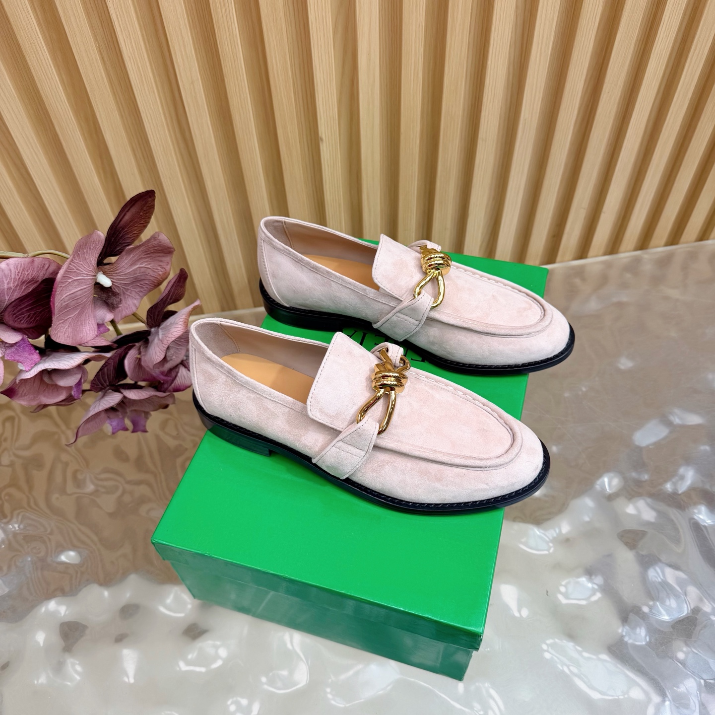 NO:652824,————————New color matching—————— BV loafers single shoe series —————————— Metal twist heel Special process is used for stability and durability to eliminate psychological shadows, durable and comfortable, simple piece of leather, sexy and comfortable. The fabric is made of high-quality calfskin/sheep leather. The inner cowhide is made of Italian genuine leather outsole. Light dyeing process is used for benchmarking and versioning. The shoe bags are printed with rubber logo technology. The highest-end in the market uses hot melt glue to shape the toe and heel.  Easy to rebound and not deformed. High-heeled series. Gold-plated craftsmanship. Italian computer sewing machines are used for upper stitching. Original packaging is used for fine workmanship. Three-in-one box, code number 35-42 (customized for 40, 41, 42), loafers, bottega veneta, loafers, cowhide, sheep, Leather soles.19860909————————新配色————— BV 乐福鞋单鞋系列 ——————————— 金属麻花跟 为了稳固耐穿特意采用特殊工艺 消除心理阴影 耐穿舒适简约一块皮 性感舒适 面料选用优质小牛皮/羊京 内里牛皮 大底选用意大利真皮大底 运用轻染工艺 对标对版 鞋子布袋采用印胶logo工艺 市场最高端采用热熔胶定型鞋头 后跟 易回弹不变形 高跟系列 鎏金工艺 鞋面车线选用意大利电脑针车 做工精细选用原版包装 三合一盒子 码数35—42（40、41、42定制）,乐福鞋,bottega veneta,loafers,cowhide,sheep,Leather soles,Women's Shoes