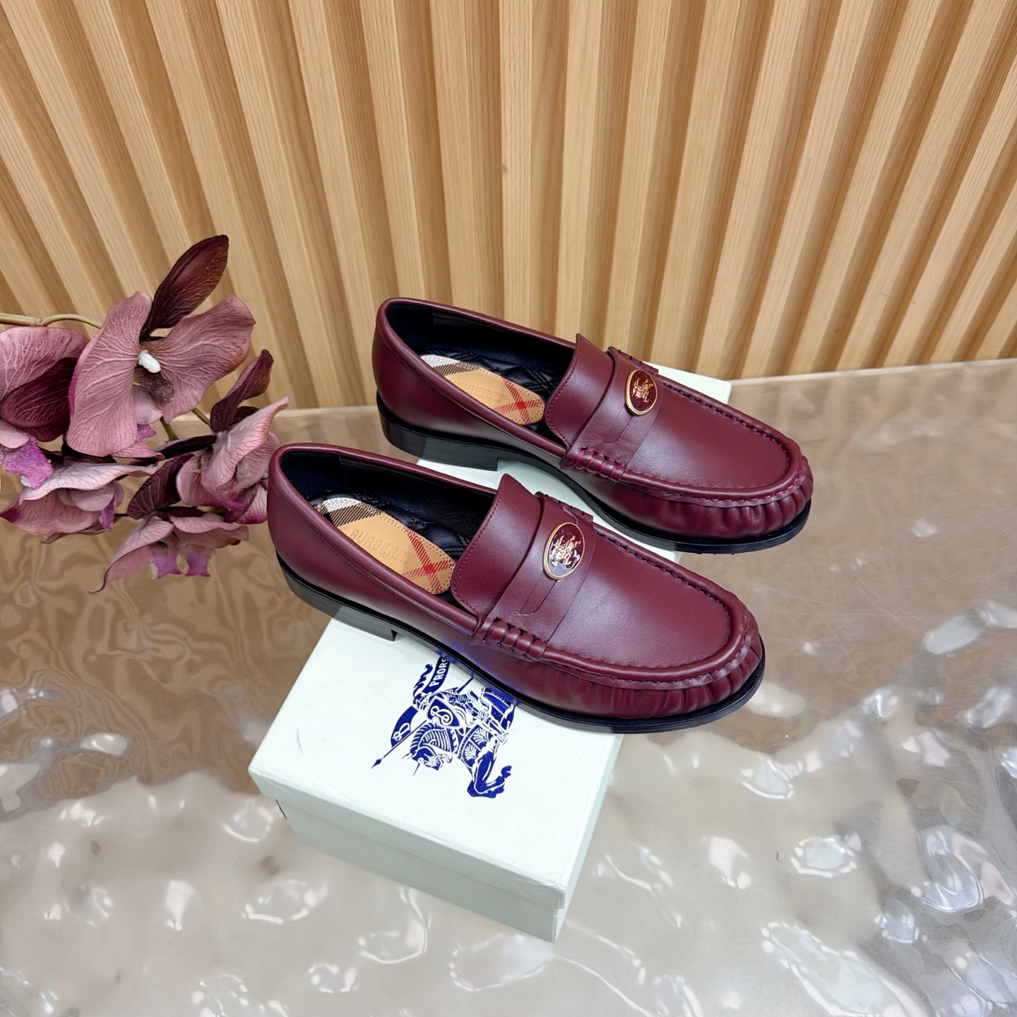 NO:652818,Burberry 2025 hot style is released, the new plaid Terrace loafers —————————— After three years, the classic plaid returns, versatile, decorated with worsted Burberry plaid pattern. With mesh lining and plaid laces, the rubber sole is decorated with the Burberry letter logo. From the Burberry classic series, it interprets the wardrobe must-have style with a distinctive brand style. Fabric cowhide, original cloth lining, silk cowhide feet  Outsole genuine leather sole size 35-40 (40 customized), loafers, burberry, burberry, loafers, cowhide19860909巴宝莉 Burberry 2025爆款出炉 全新格纹 Terrace 乐福皮鞋 ——————————— 历经三年经典格子回归,百搭,装饰精纺 Burberry 格纹图案.搭配网眼内衬和格纹鞋带,橡胶鞋底饰有典藏 Burberry 字母徽标.来自 Burberry 经典之作系列,以鲜明品牌风格诠释衣橱必备款式.  面料牛皮  里布原板内里,丝绸牛里垫脚  大底真皮底  码数35-40（40定制）,乐福鞋,burberry,burberry,loafers,cowhide,Women's Shoes