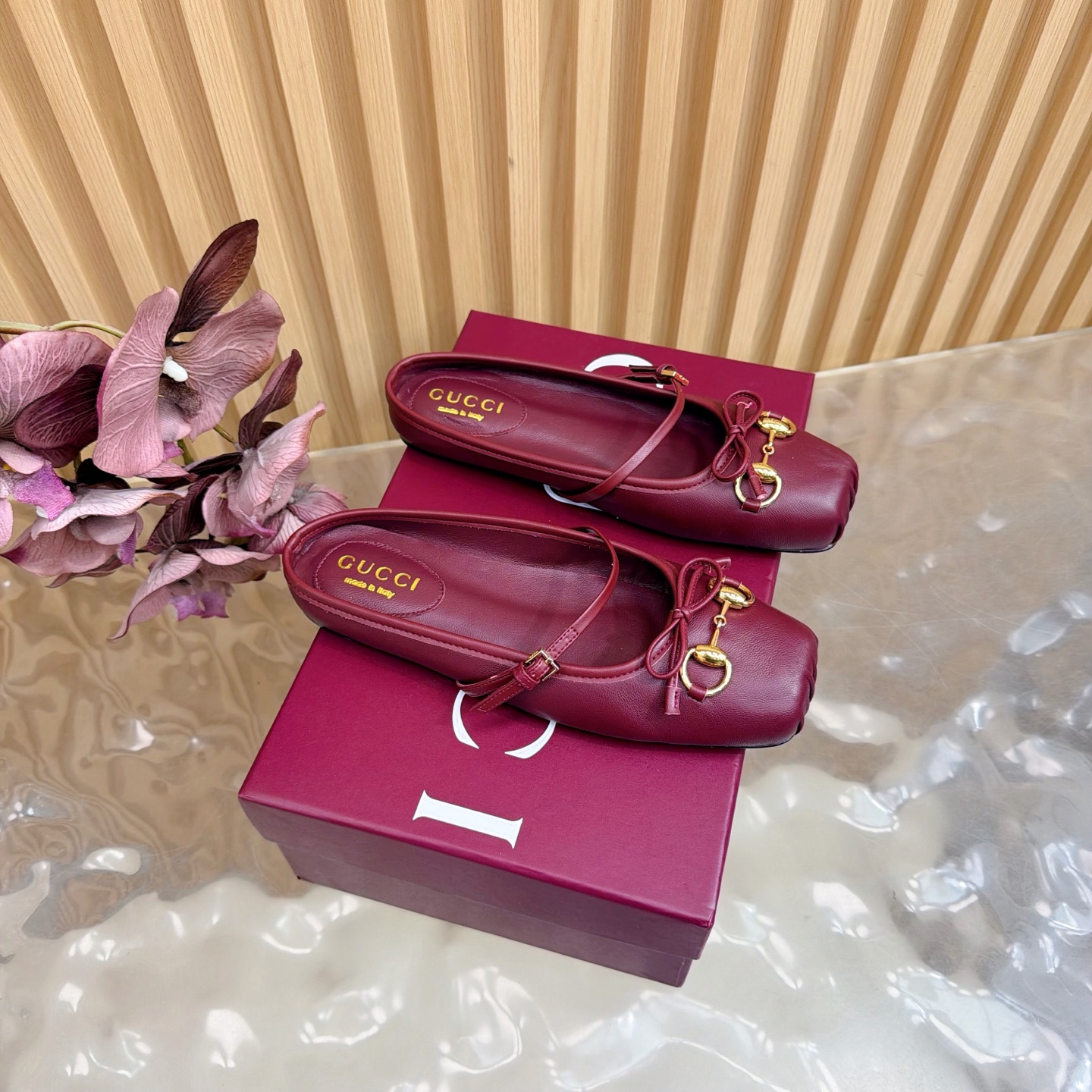 NO:667778,GUCCI Gucci Ballet Shoes 2025 Early Spring Series Ballet Shoes Half-Flip ——————————— It can be said that this year is the year of ballet shoes, and the Gucci 2025 Early Spring Series ballet shoes are also popular!  Small square toe design + classic horsebit buckle, delicate and elegant with a touch of playfulness, fashionable and good-looking to wear. Upper printed cloth/silk/cow leather. Foot pad sheepskin. Original leather outsole. Size: 35-42 (customized for 40, 41, 42), half-drag ballet shoes, gucci, gucci, cowhide, sheepskin, real silk, Leather soles.19860909GUCCI 古驰芭蕾鞋2025早春系列芭蕾鞋半拖 ——————————— 就说今年是芭蕾鞋大年,Gucci 2025早春系列的芭蕾鞋也火了！小方头设计+经典马衔扣,在精致、优雅中又带着一丝俏皮,穿起来时髦又好看 鞋面印花布/真丝/牛皮 垫脚羊皮 鞋底原版真皮大底 码数: 35-42（40、41、42定制）,半拖芭蕾舞鞋,gucci,gucci,cowhide,sheepskin,real silk,Leather soles,Women's Shoes