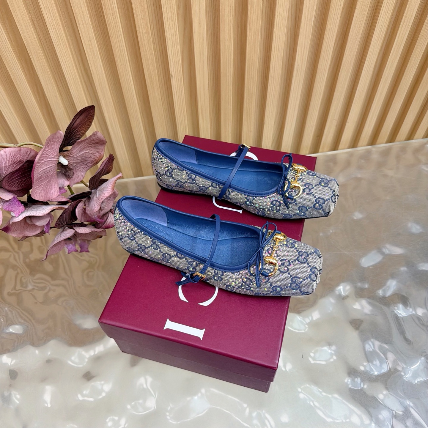 NO:667776,GUCCI Gucci Ballet Shoes 2025 Early Spring Series Ballet Shoes Hot Diamond Shoes ——————————— Let’s just say that this year is the year of ballet shoes, and the ballet shoes of Gucci 2025 Early Spring Series are also popular!  Small square toe design + classic horsebit buckle, delicate and elegant with a touch of playfulness, fashionable and good-looking to wear. Printed fabric upper with hot rhinestones. Sheepskin for foot pads. Original genuine leather outsole. Size: 35-42 (customized for 40, 41, 42), ballet shoes, gucci, gucci, sheepskin, Leather soles19860909GUCCI 古驰芭蕾鞋2025早春系列芭蕾鞋烫钻单鞋 ——————————— 就说今年是芭蕾鞋大年,Gucci 2025早春系列的芭蕾鞋也火了！小方头设计+经典马衔扣,在精致、优雅中又带着一丝俏皮,穿起来时髦又好看 鞋面印花布烫钻 垫脚羊皮 鞋底原版真皮大底 码数: 35-42（40、41、42定制）,芭蕾舞鞋,gucci,gucci,sheepskin,Leather soles,Women's Shoes