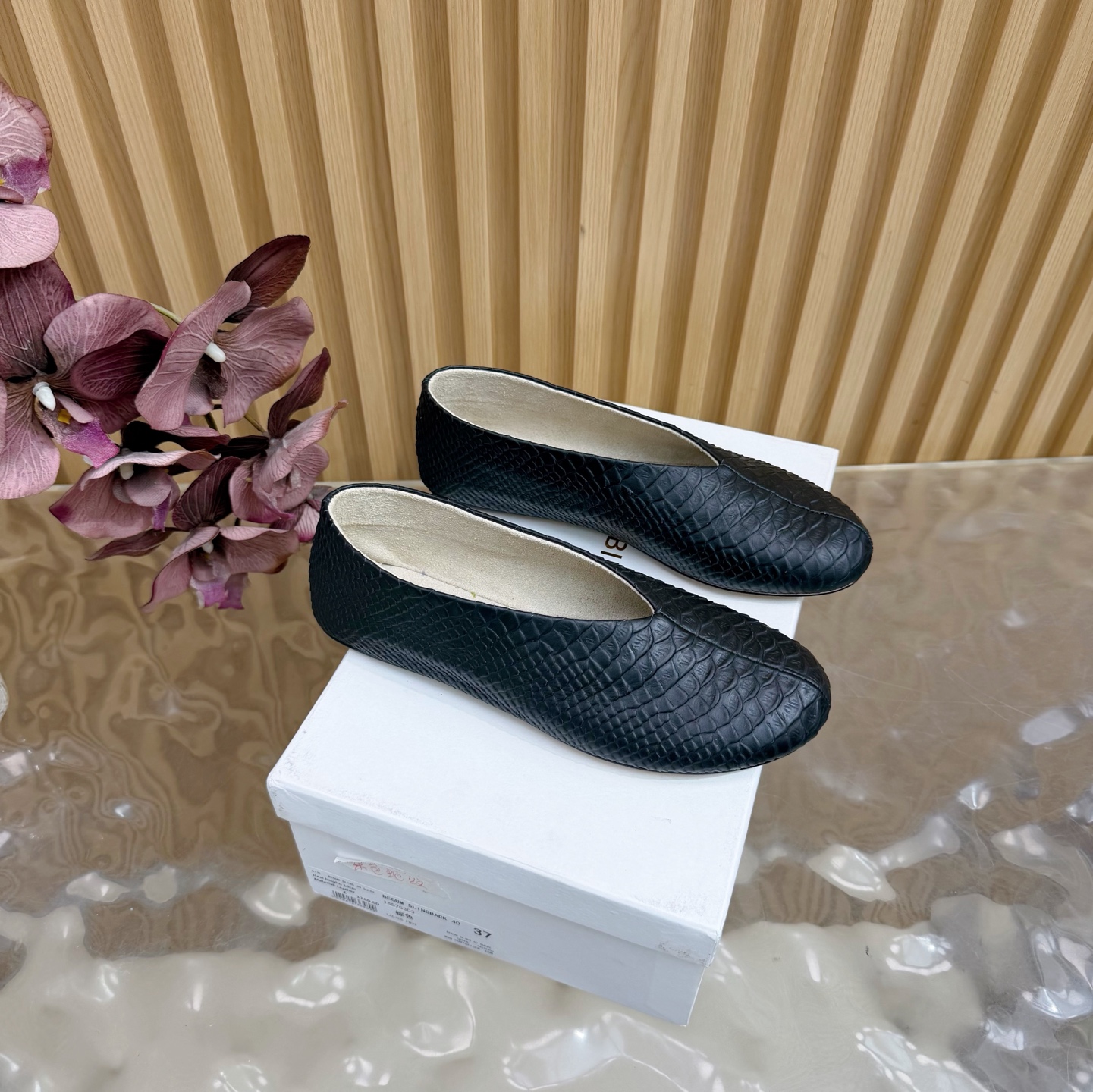 NO:667773,2025 spring and summer new granny shoes ABING WANG minimalist style What is a sexy weapon? It has to be a little bit of the toe seam, which makes you feel the ultimate charm. ———————————— Added sparkling crystal embellishments on the basis of patent leather, and launched this charming single product. A beautiful torture tool, it is made of patent leather fabric on the pointed toe body with a deep shoe opening. It is dignified and elegant. The upper is cowhide leather, the outsole is genuine leather, and the foot pads are velvet.  Size 35–41 (40, 41 customized), single shoes, cowhide198609092025春夏新款奶奶单鞋 ABING WANG极简风 什么叫性感利器,非他莫属稍微露出一点脚趾缝,倍感魅力极致 ————————————— 在漆皮基础上增添了闪耀的水晶缀饰,推出了这款散发着迷人魅力的单品.美丽刑具,它以漆皮面料制作于设有深鞋口的尖头鞋身端庄典雅 鞋面牛皮 大底真皮底 垫脚绒布 码数35–41（40、41定做),单鞋,cowhide,Women's Shoes