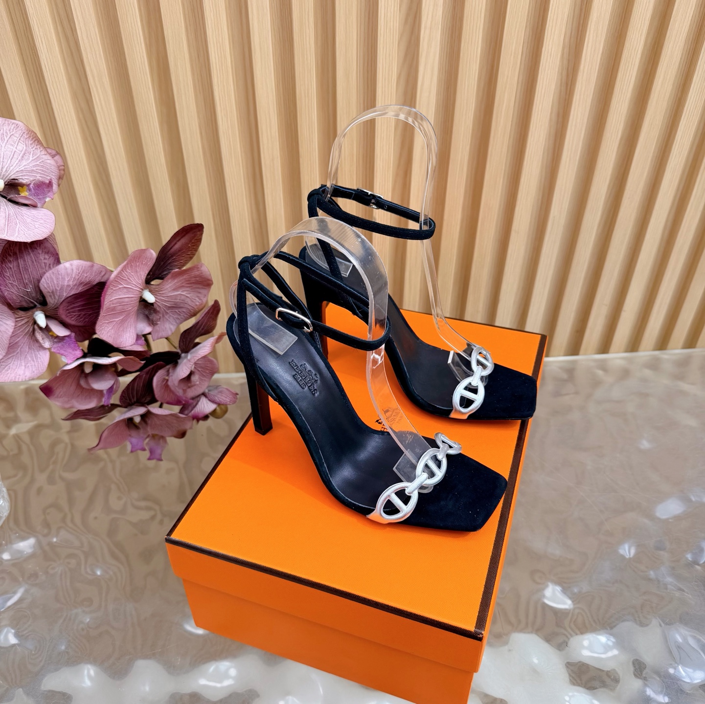 NO:667765,Top quality - Hermes Hermès Luz105 sandals series classic pig nose strap high heel sandals square toe buckle back sandals ———————————— (with airplane box) The upper foot is really slim and super beautiful. The Ma family’s specific exquisite lock logo is very eye-catching, fashionable and versatile, super comfortable. Every detail is done to the extreme. It is matched with the iconic pig nose strap in wrong colors. The design is simple and smooth, creating a fashionable and soft shape. Upper sheep goat leather  Sheepskin lining, Italian grade A genuine leather outsole, heel height 10.5cm, size 35-39 (40.41.42 custom made, non-returnable), high heels sandals, hermes, hermes, sandals, high heels, sheepskin, sheep, Leather soles19860909顶级品质—Hermes 爱马仕 H家 Luz105凉鞋系列经典猪鼻子一字带高跟凉鞋方头搭扣后空凉鞋 ————————————（配飞机盒） 上脚真的超级显瘦超级美 马家特定的精致锁扣logo 好看到爆 时尚又百搭 超级舒服 每个细节都做到极致 搭配错色调标志性猪鼻子一字带 设计简约流畅 打造时尚柔美造型. 鞋面羊猄皮 内里垫脚羊皮 鞋底意大利A级真皮大底 跟高10.5cm 码数35-39（40.41.42定做不退换）,高跟鞋凉鞋,hermes,hermes,sandals,high heels,sheepskin,sheep,Leather soles,Women's Shoes