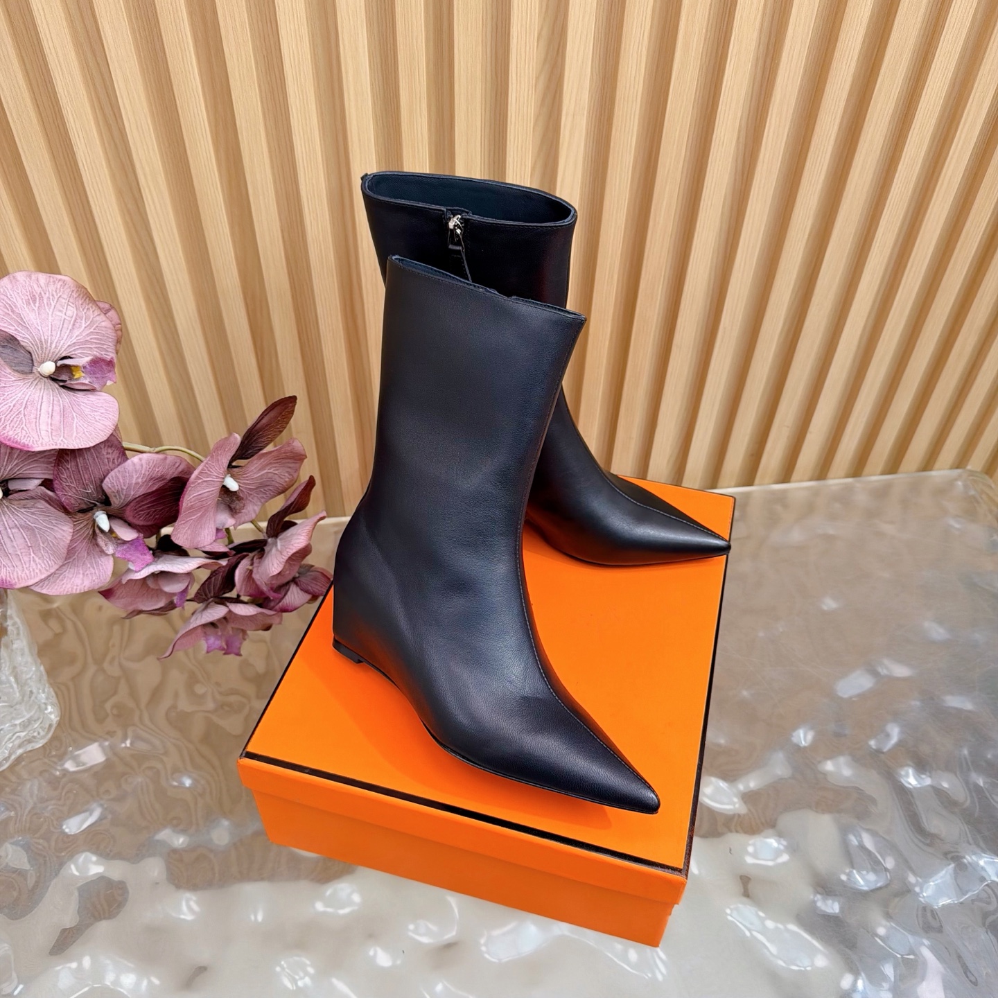 NO:667762,2025 new autumn and winter Hermès/Hermès new retro minimalist high pointed toe short boots ———————————————— (11 inches) This pair of retro minimalist boots uses a concise silhouette to find the perfect balance between nostalgia and modernity. It is extremely simple to interpret the fashion philosophy of 'less is luxury' and has become a stylish item in the autumn and winter wardrobe. The 7cm thick heel has been repeatedly adjusted to the tilt angle, taking into account the upright aura of high heels and the stable feel of flat shoes.  Paired with a silhouette coat to interpret urban power aesthetics. The fabric is made of sheep leather. The inner pads are all sheepskin. The outsole is genuine leather outsole imported from Italy. Size 35-39 (customized 40/41/42), boots, hermes, hermes, boots, flats, high heels, cowhide, sheepskin, sheep, Leather soles198609092025秋冬新款 Hermès/爱马仕新品复古极简 内增高尖头短靴 ——————————————（11寸） 这双复古极简短靴以凝练轮廓 在怀旧与摩登间找到完美平衡 极简便诠释出“少即是奢”的时尚哲学 成为秋冬衣橱里的风骨单品. 7cm粗跟经反复调校倾斜角度 兼顾高跟鞋的挺拔气场与平底鞋的稳健脚感 搭配廓形大衣演绎都市权力美学 面料采用羊京/牛皮 内里垫脚均为羊皮 大底意大利进口真皮大底 size35-39（40/41/42定制）,靴子,hermes,hermes,boots,flats,high heels,cowhide,sheepskin,sheep,Leather soles,Women's Shoes