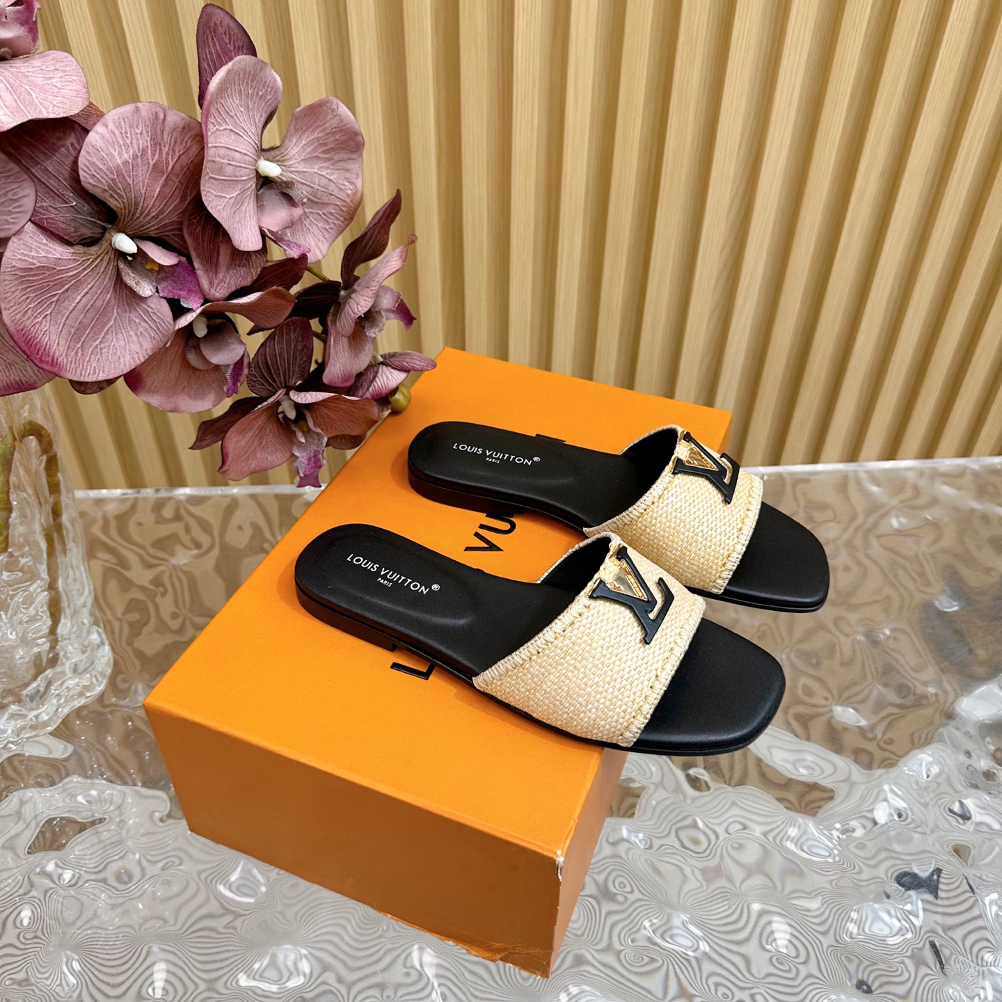 NO:667784,LV Louis Vuitton 25 2025 early spring new products, the top version counter features the latest leather buckle flat slippers, single shoes, hard goods are new ——————————top version, woven upper, imported goatskin lining, outsole, injection molded leather outsole, shoe size: 35-42 (40, 41, 42 customization is not returnable), slippers, louis vuitton, louis  vuitton,slippers,sheepskin,Leather soles19860909LV路易威登 25 2025 早春新品 顶级版本专柜主打最新款 皮扣平底拖鞋 单鞋 硬货上新 ———————————顶级版本 鞋面编织 内里进口山羊皮里 大底注塑真皮大底 鞋码: 35-42（40、41、42定制不退换）,拖鞋,louis vuitton,louis vuitton,slippers,sheepskin,Leather soles,Women's Shoes