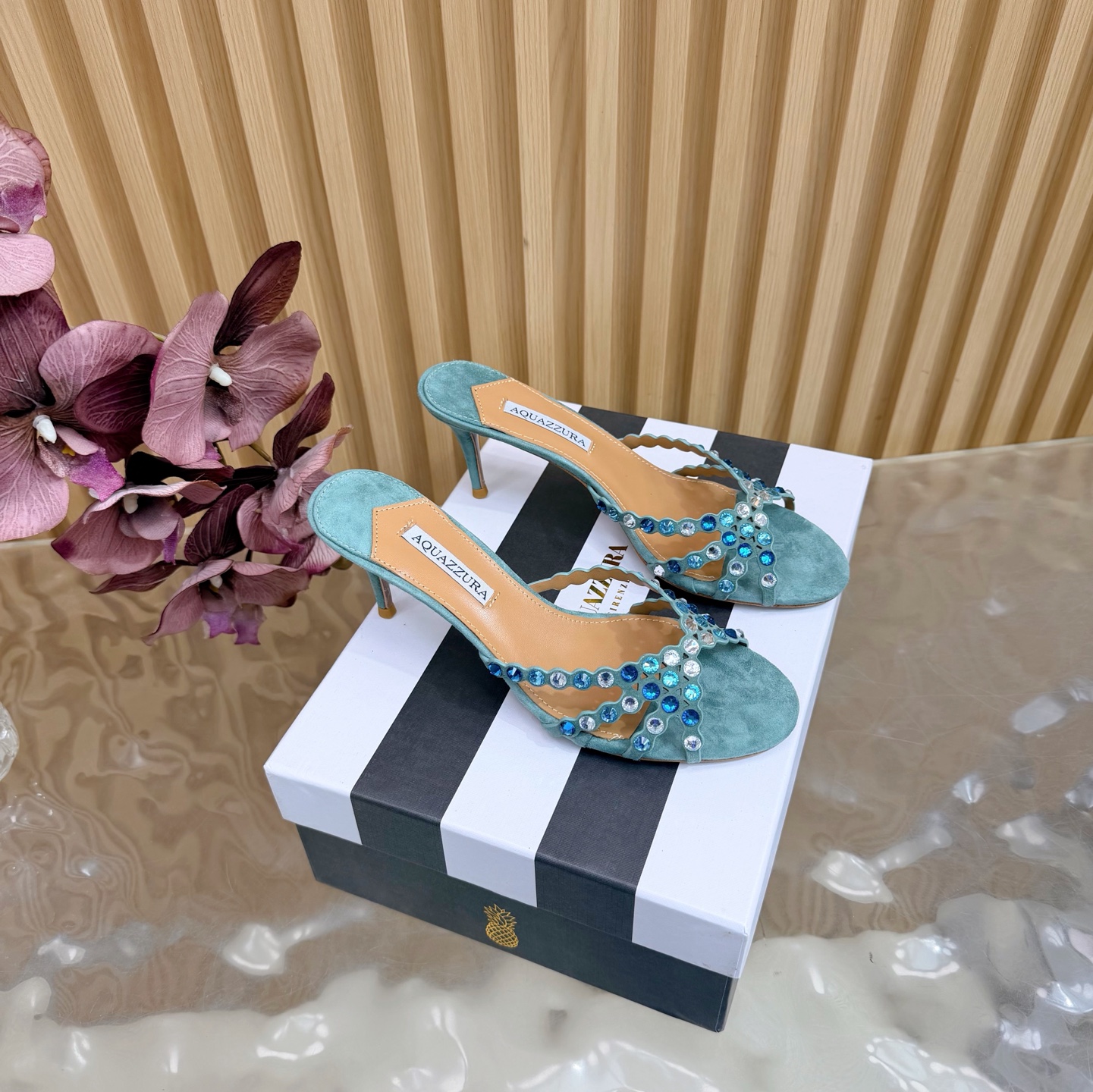 NO:668766,[Aquazzura] 2025 new top version of pineapple women's phantom high-heeled sandals original 1:1 molded heels high heels shine —————————— Imported sheepskin with original molded heels, simple and elegant. Make the shoes more feminine, suitable for party design suitable for various skirts, dresses, evening dresses, nightclubs various styles, 9.5cm heel height with Swarovski rhinestones. It shows noble temperament in any occasion, can be matched at will, a must-have for all seasons.  ____________________________ * Full set of packaging. * Upper cowhide * Lining sheepskin * Sole Italian leather outsole * Heel height 7cm * Size 36–42 (35, 41, 42 customized non-returnable), high heels and sandals, swarovski, sandals, high heels, skirts, cowhide, sheepskin, Leather soles19860909【Aquazzura】2025 新款顶级版本菠萝女士幻彩 高跟凉鞋原版1比1开模鞋跟 高跟闪耀光芒 —————————————— 进口羊皮搭配原版开模鞋跟,简单大方 .使鞋子更有女人味,适合派对的设计适用各种套裙,于连衣裙晚礼服,夜场各种款式,9.5cm跟高搭配施华洛世奇水钻.任何场合都显高贵气质,可以随意搭配,四季必备 _____________________________ * 全套包装. * 鞋面 牛皮 * 衬里 羊皮 * 鞋底 意大利真皮大底 * 跟高 7cm * 码数 36–42（35、41、42订做不退换）,高跟鞋凉鞋,swarovski,sandals,high heels,skirts,cowhide,sheepskin,Leather soles,Women's Shoes